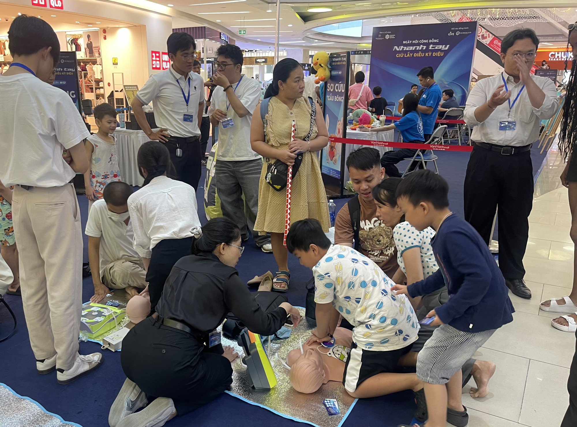 Sự kiện lan toả kỹ năng sơ cấp cứu tai nạn tại Vạn Hạnh Mall thu hút sự quan tâm của đông đảo người mua sắm (ảnh: Thanh Huyền)