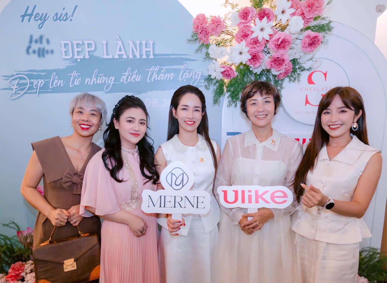 Từ trái sang: chị Hana Trần, Anne Tăng, Tôn Nữ Xuân Quyên, Nguyễn Hoàng Yến, Hương Lưu tại Coffee Talk tháng Tám do cộng đồng SheSlays tổ chức với chủ đề “Đẹp lành - Đẹp lên từ những điều thầm lặng” - Ảnh: SheSlays