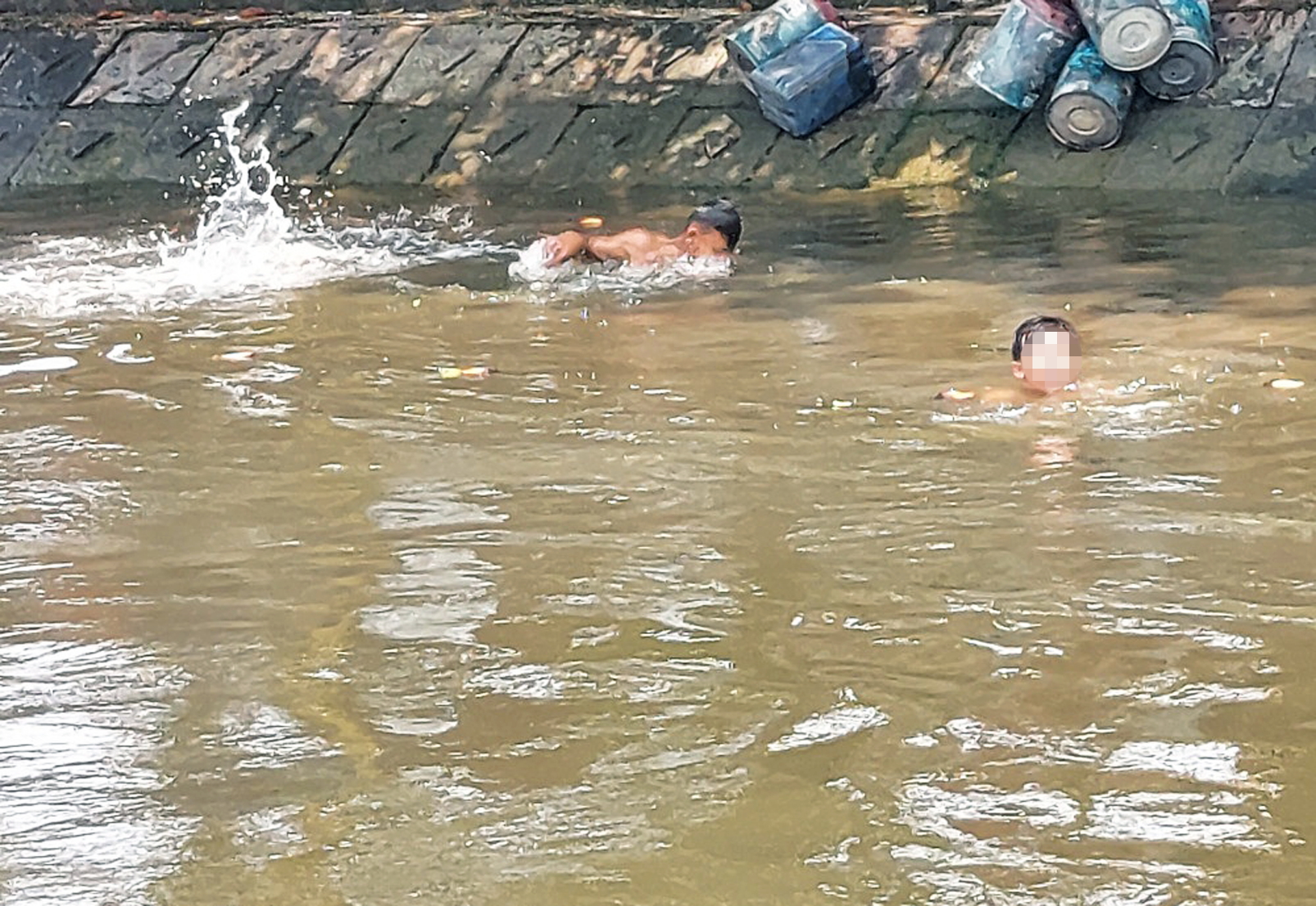 Trẻ em bơi ở sông, suối không có giám sát của người lớn rất dễ xảy ra tai nạn.  Trong ảnh: 2 em nhỏ tắm sông gần bến phà Phú Định, TPHCM - ẢNH: H.L.