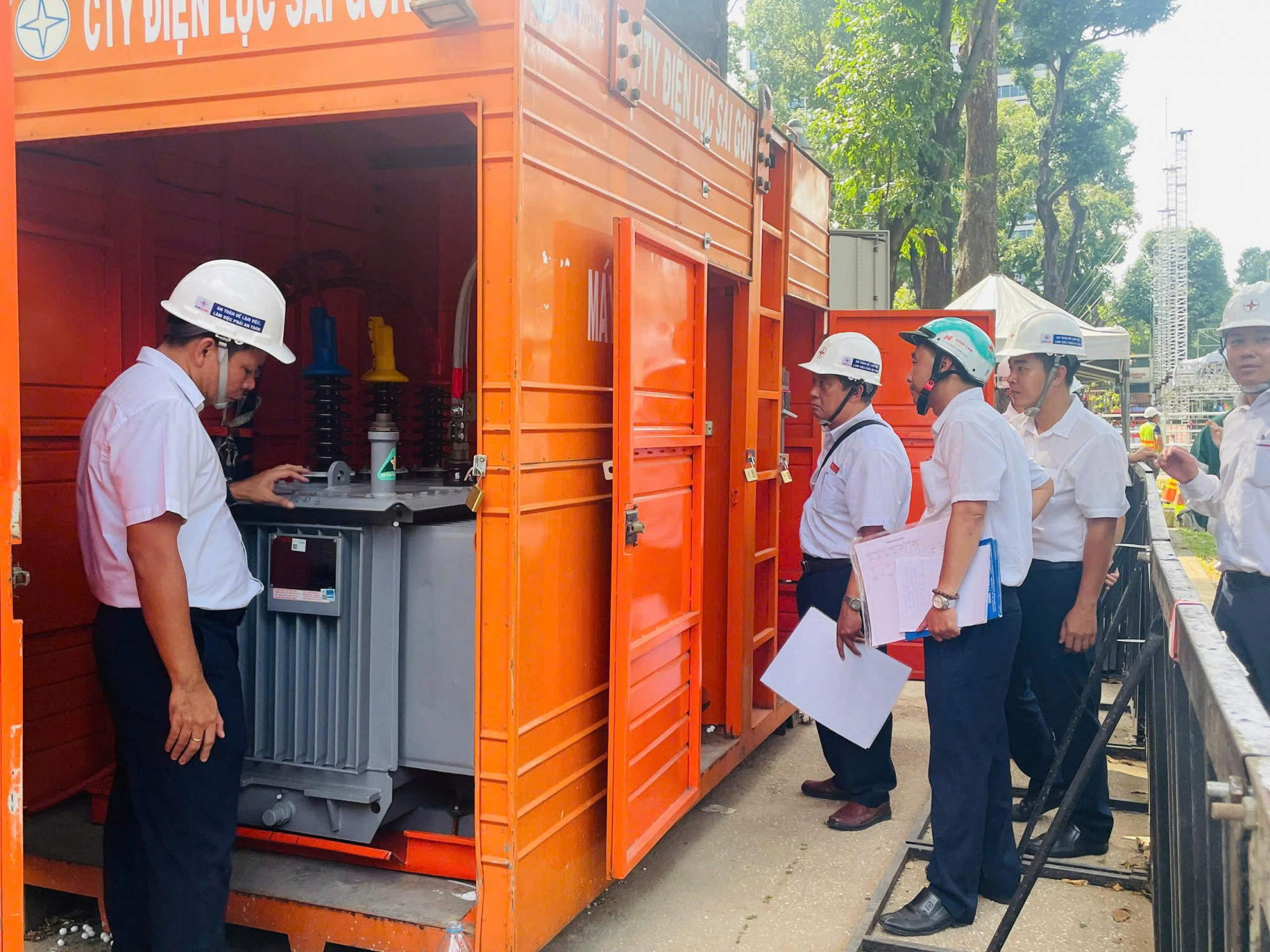 EVNHCMC tăng cường kiểm tra, phát hiện và xử lý kịp thời các khiếm khuyết của thiết bị nguồn, lưới điện - Ảnh : EVNHCMC
