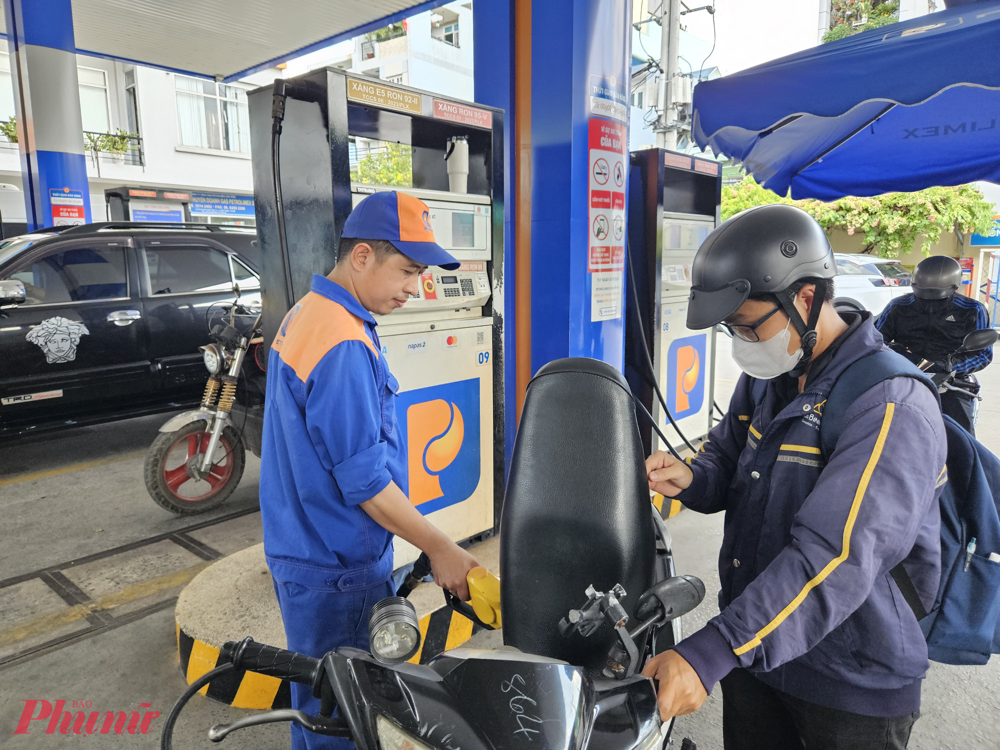 Giá xăng dầu được điều chỉnh tăng giảm trái chiều - Ảnh: Ngọc Thùy