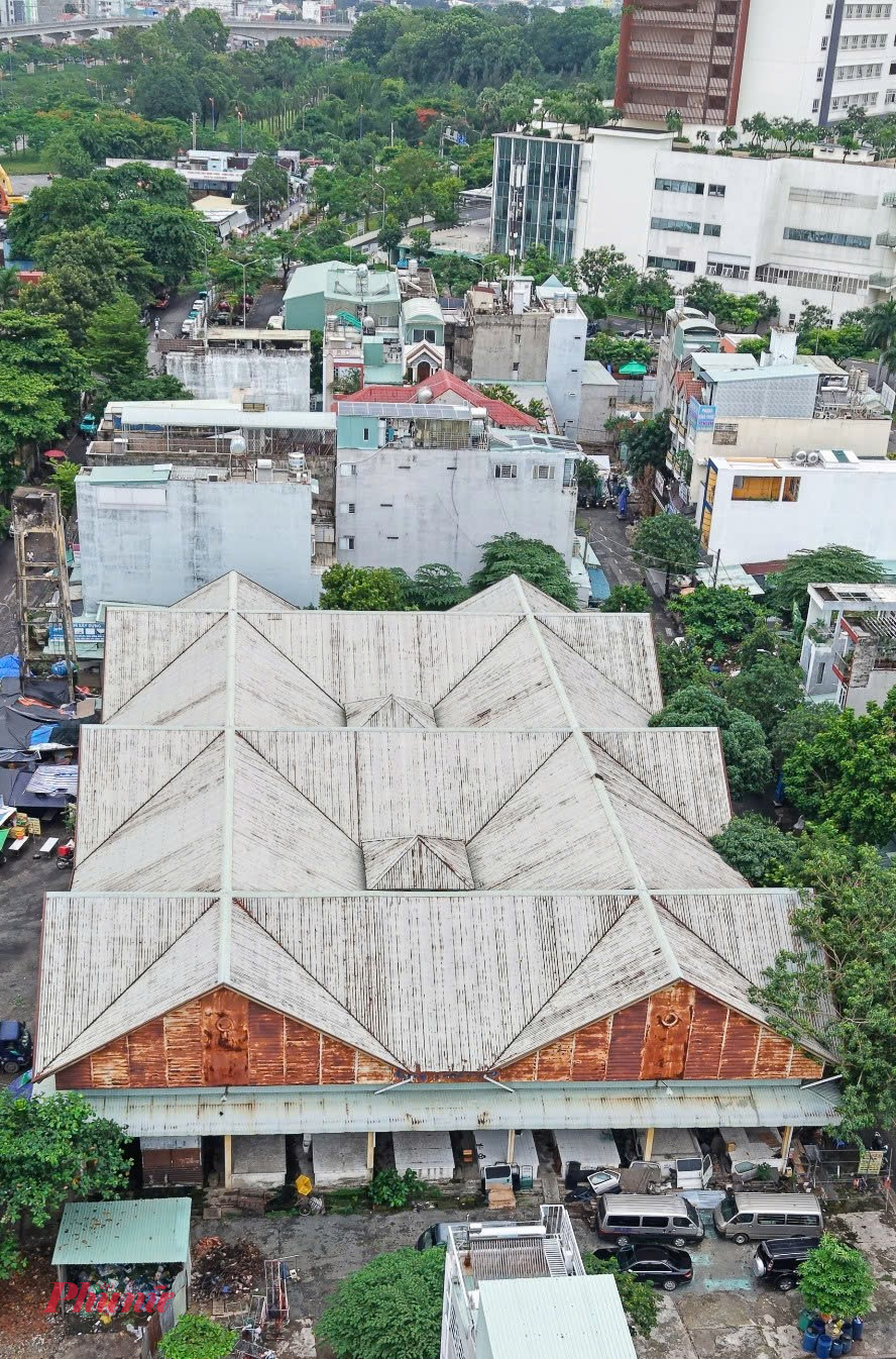 Tuy nhiên, chỉ sau một tháng đi vào hoạt động (năm 2005), chợ buộc phải ngừng kinh doanh. Nguyên nhân chính được xác định là vị trí nằm xa khu dân cư và giao thông không thuận lợi. Kể từ đó đến nay, công trình đã bị bỏ hoang gần hai thập kỷ, gây lãng phí lớn về ngân sách và quỹ đất đô thị.