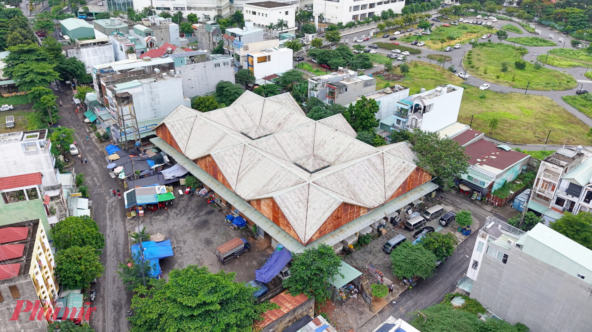 Tình trạng bỏ hoang không chỉ xảy ra ở chợ Phú Hữu. Tại phường Long Trường, chợ Tân Phú cũng lâm vào cảnh tương tự. Công trình này được xây dựng năm 2004 với kinh phí lên đến 2,5 tỷ đồng, diện tích 4.000m² và từng thu hút 340 tiểu thương đăng ký kinh doanh.