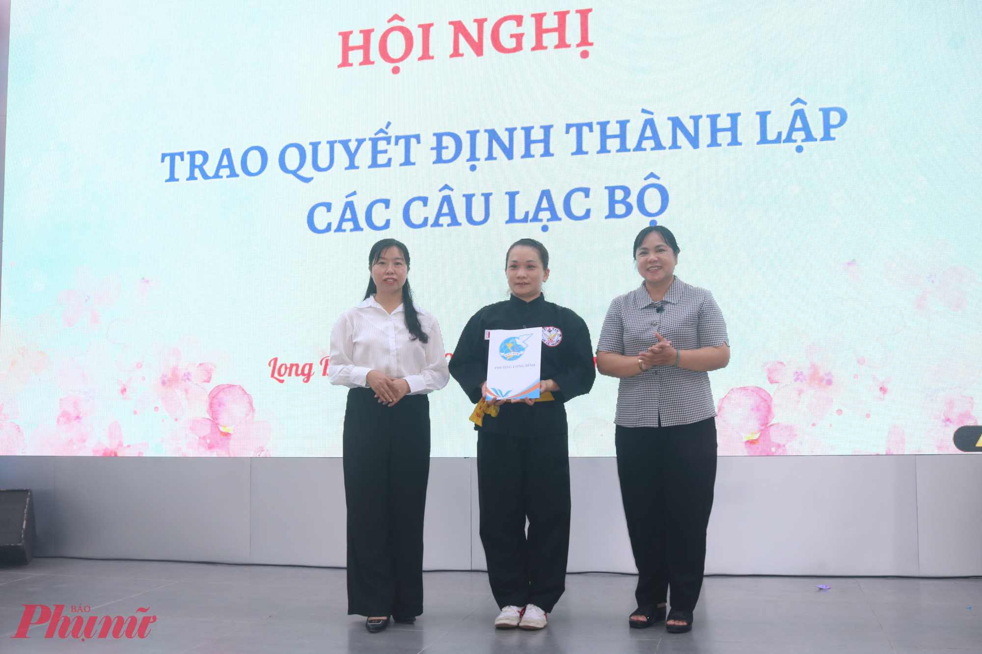 Bà Nguyễn Hạnh Thảo – Phó bí thư thường trực Đảng ủy phường Long Bình (bìa phải) và bà Trần Thị Thanh Trúc – Phó chủ tịch Ủy ban MTTQ, Chủ tịch Hội LHPN phường Long Bình (bìa trái) – trao quyết định thành lập CLB Võ thuật nữ Long Bình cho chị Nguyễn Thị Kim Loan – Chủ nhiệm CLB. 