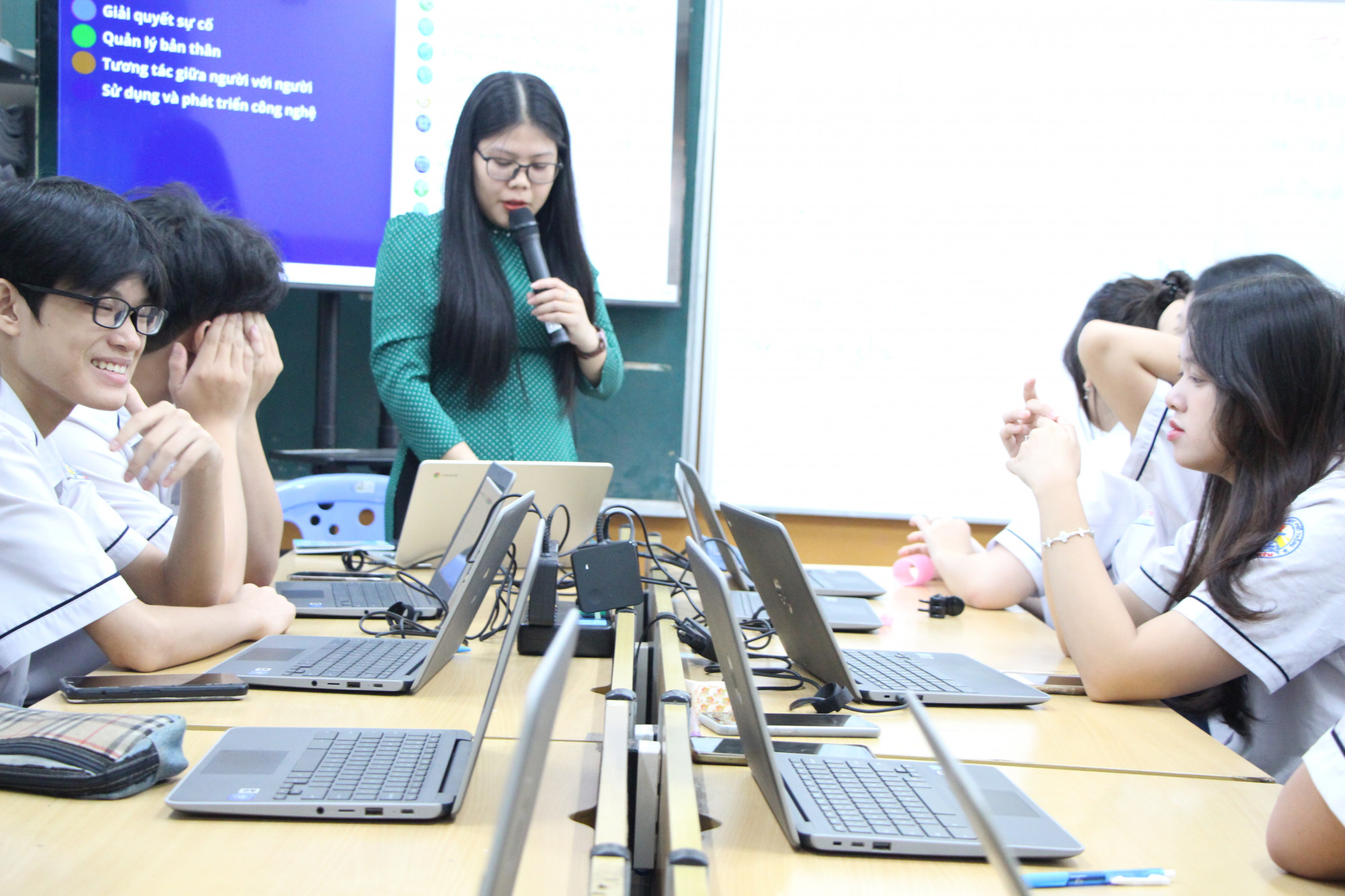 Cô và trò Trường THPT Thủ Thiêm trong lớp học số