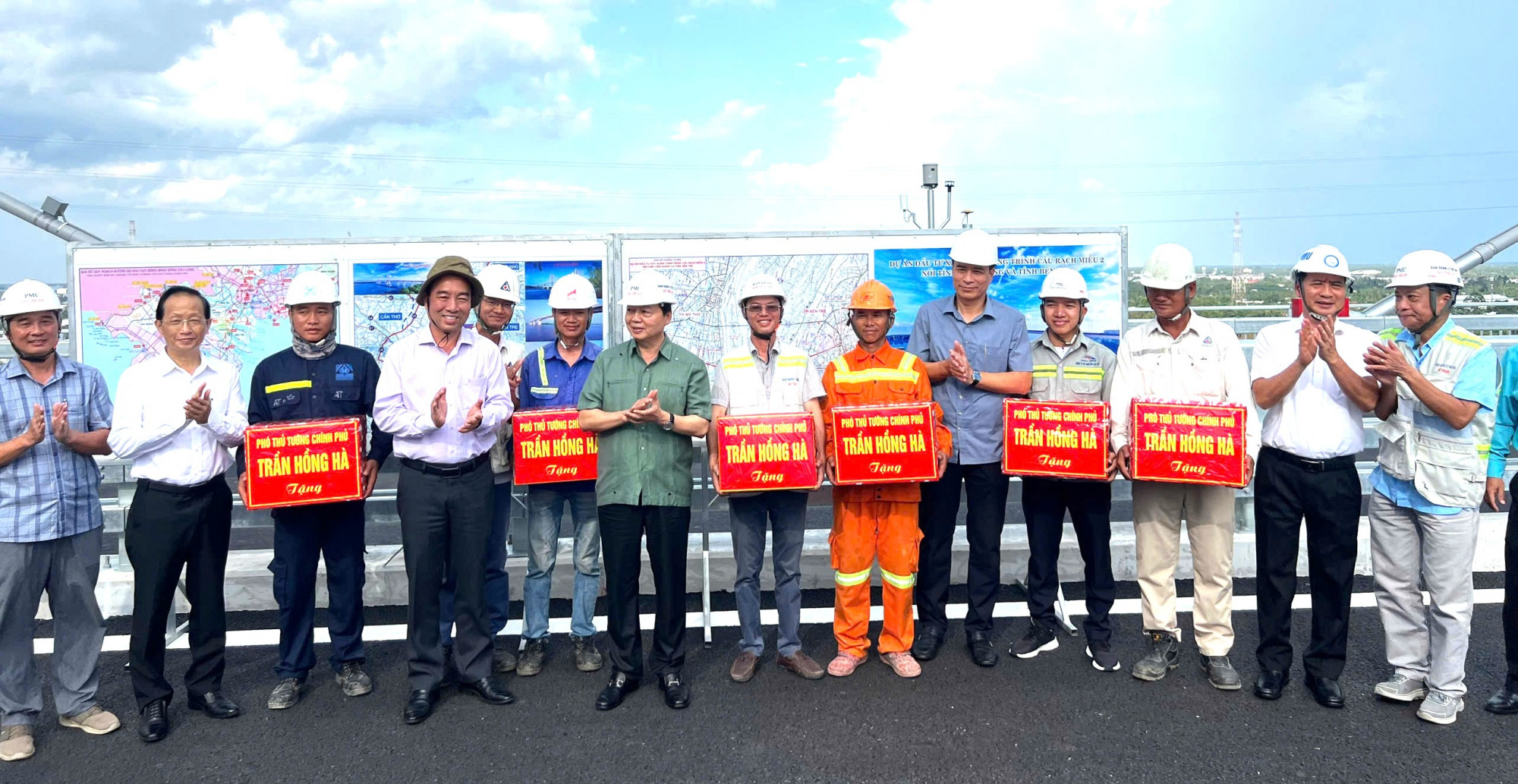 Phó thủ tướng Trần Hồng Hà tặng quà động viên kỹ sư, công nhân thi công cầu Rạch Miễu 2. Ảnh: Bình Thới