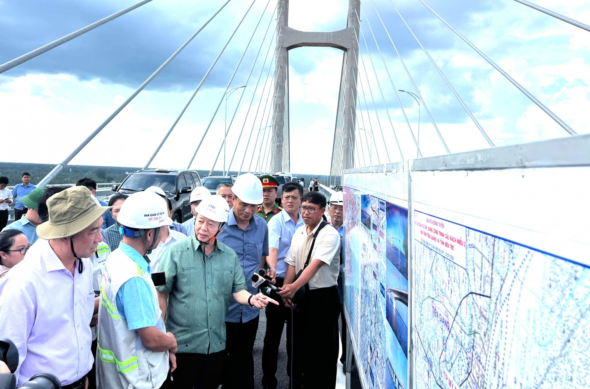 Phó Thủ trướng Trần Hồng Hà kiểm tra công trình cầu Rạch Miễu 2