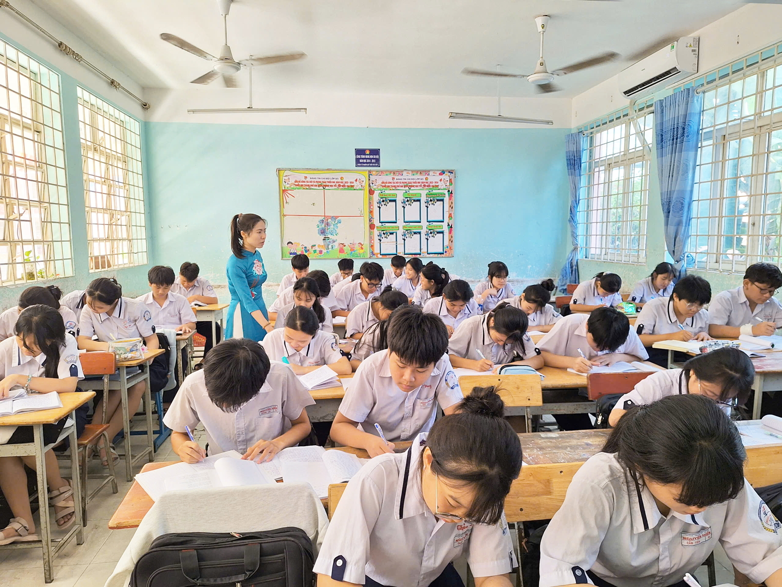 Học sinh và giáo viên Trường THCS Nguyễn Hiền (phường Tân Thới Hiệp) trong một tiết học môn ngữ văn 