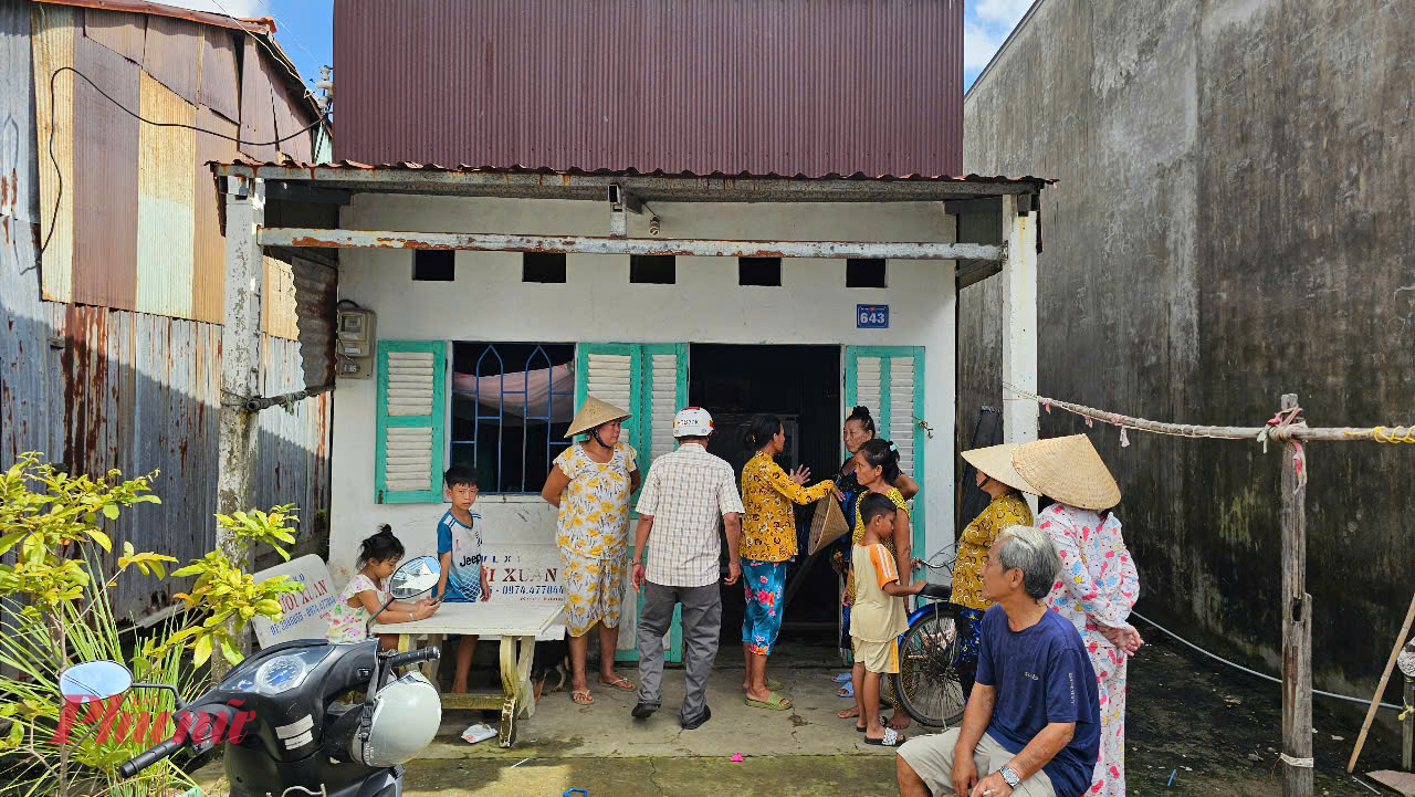 Người dân địa phương đến thăm hỏi sức khỏe thiếu nữ N vào sáng 7/8. 
