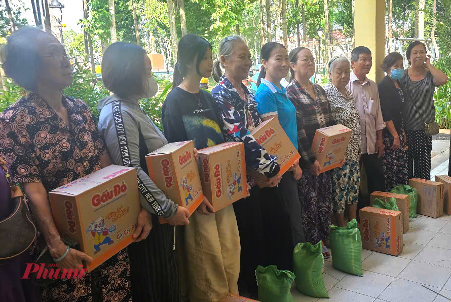 Nhiều chị em rất vui mừng khi nhận được phần quà từ chi hội và khu phố, các nhà hảo tâm trao tặng 