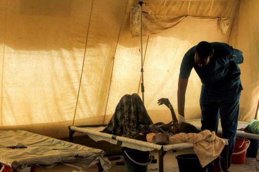 Một bác sĩ đang thăm khám cho người bệnh mâc tả tại Sudan - Ảnh: Getty image