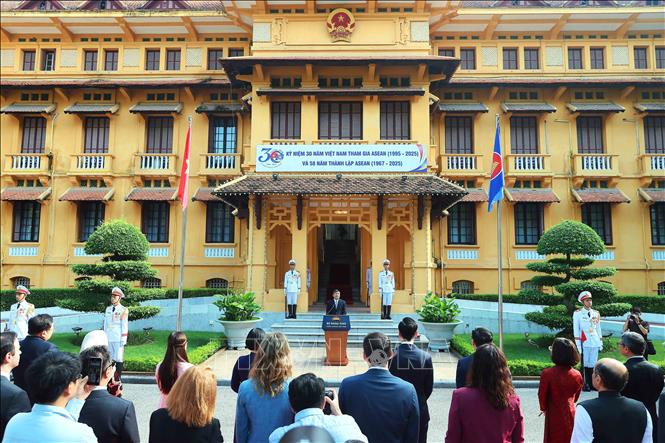 Đại diện đại sứ quán các nước, tổ chức quốc tế cùng các đại biểu dự lễ thượng cờ. Ảnh: An Đăng/TTXVNĐ