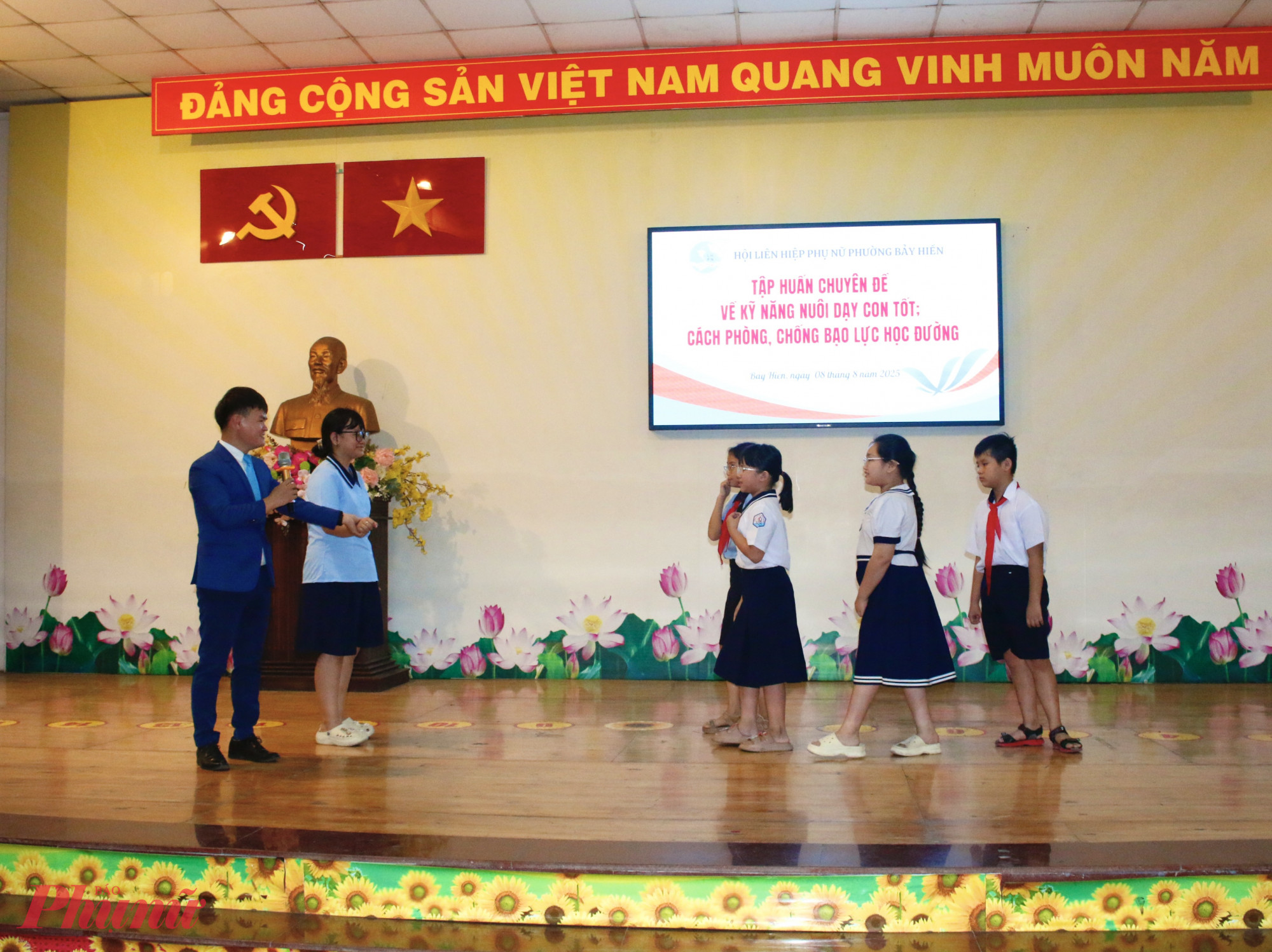 Dịp này, các em học sinh và phụ huynh còn được tập huấn về kỹ năng nuôi dạy con tốt; cách phòng, chống bạo lực học đường