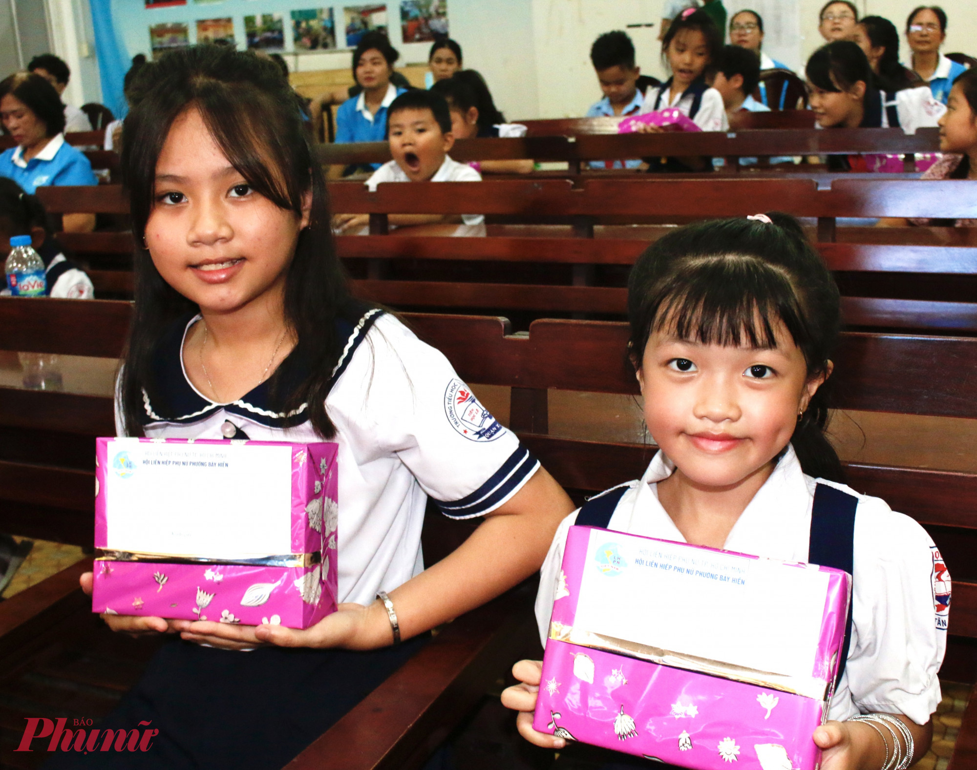 Các em học sinh phấn khởi nhận quà