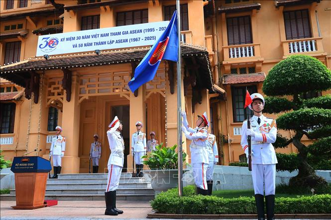 Lực lượng tiêu binh thực hiện nghi thức thượng cờ ASEAN - Ảnh: An Đăng/TTXVN