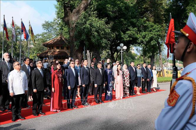 Đại diện đại sứ quán các nước, tổ chức quốc tế cùng các đại biểu thực hiện nghi lễ chào cờ. Ảnh: An Đăng/TTXVN