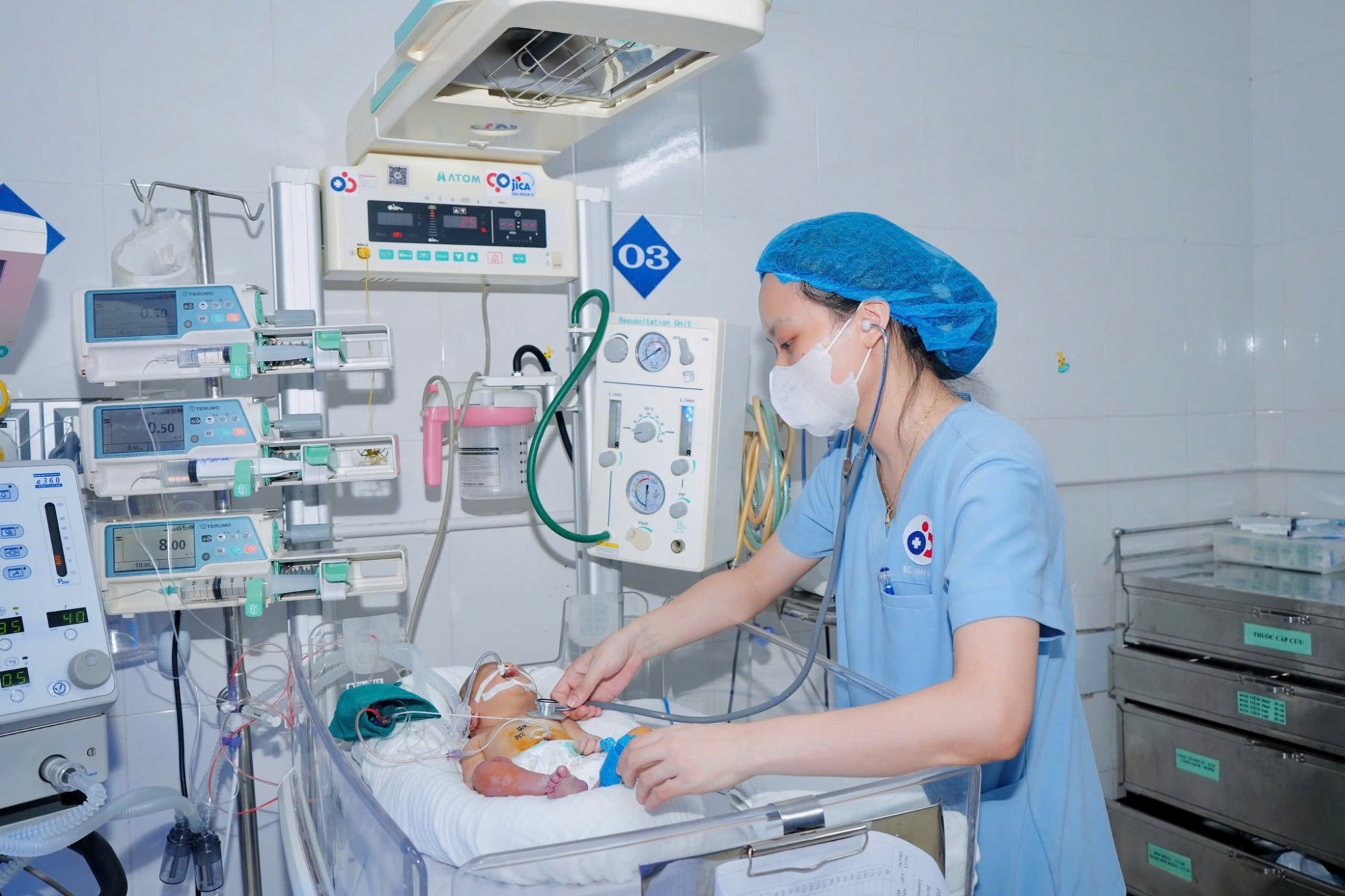 Sau khi qua nguy kịch, bệnh nhi tiếp tục được các bác sĩ theo dõi sát để đưa ra phác đồ điều trị tiếp theo - Ảnh: Hoàng Yến