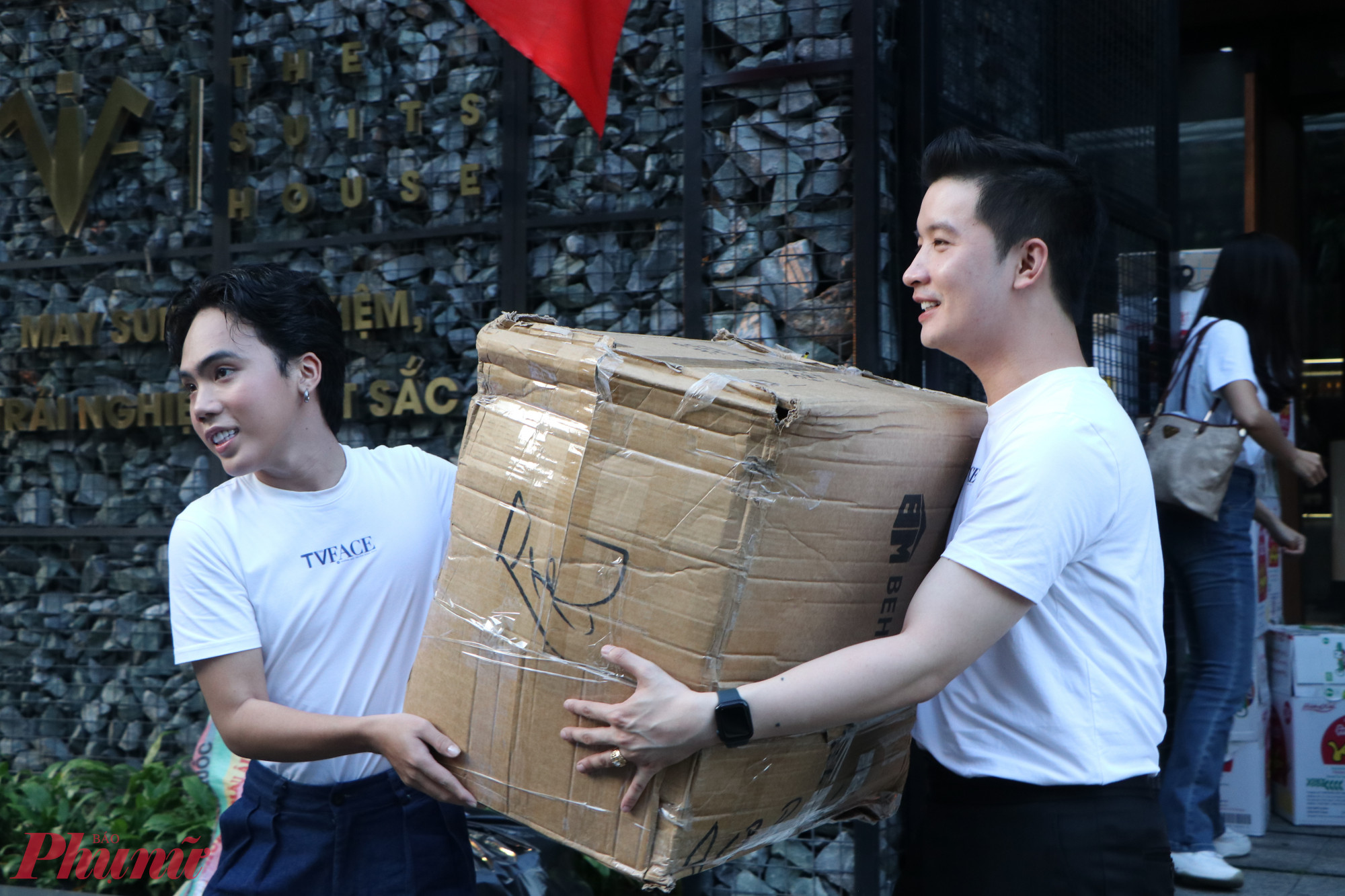 Các MC trẻ của The TVFACE mang đến nhiều phần quà cho các bệnh nhân
