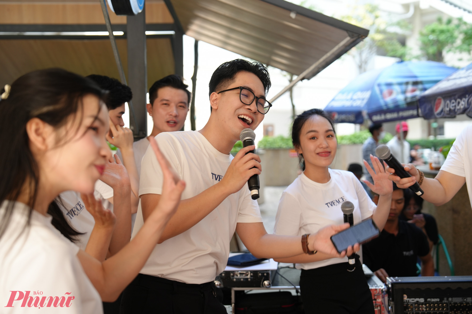 Ngoài những phần quà có giá trị kinh tế, các MC trẻ cũng mang đến món quà tinh thần đến các bệnh nhân ung bướu