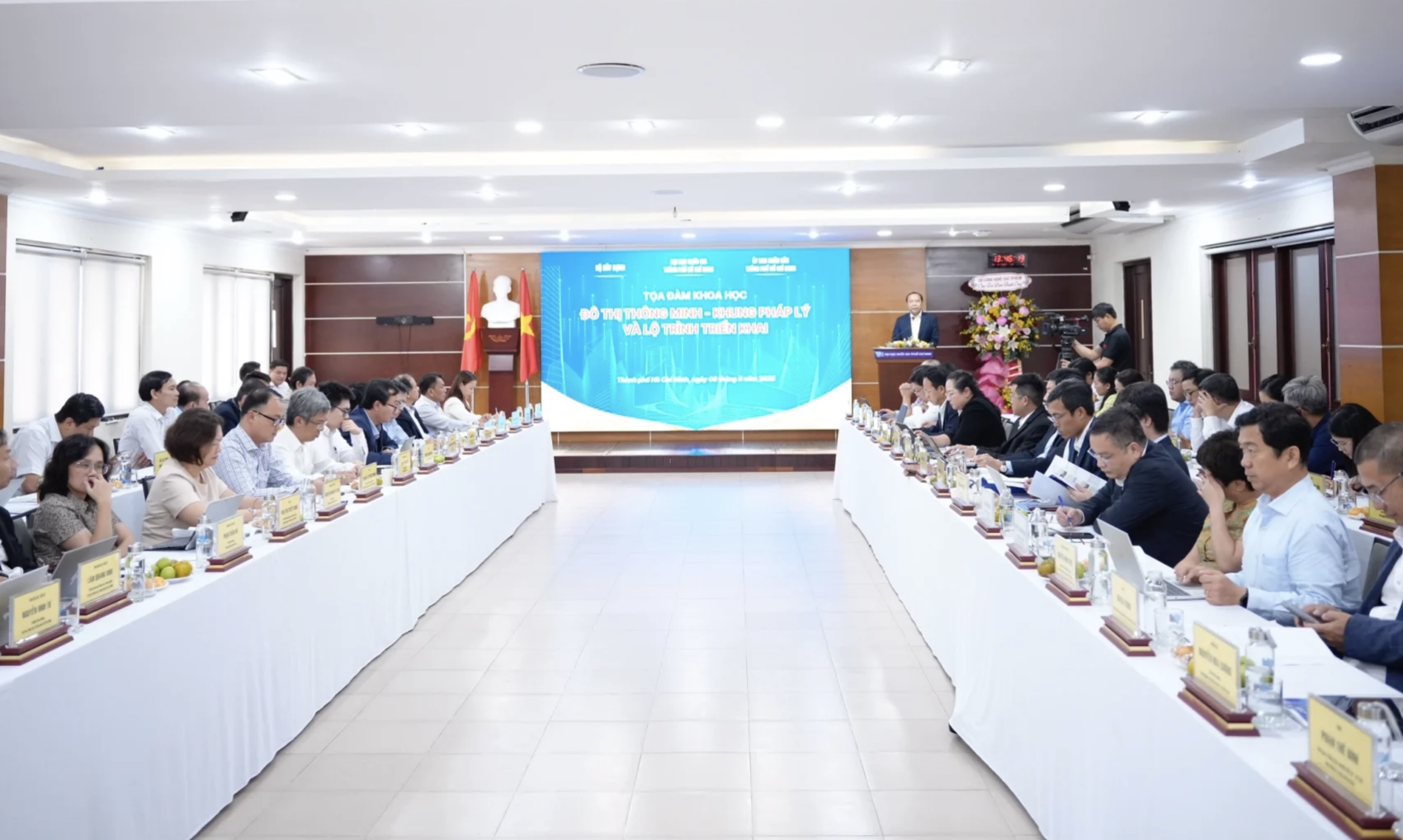 Toạ đàm là dịp lắng nghe ý kiến, đóng góp của các chuyên gia, nhà khoa học nhằm góp phần hoàn thiện chính sách, quy định về xây dựng đô thị thông minh - Ảnh: VNUHCM