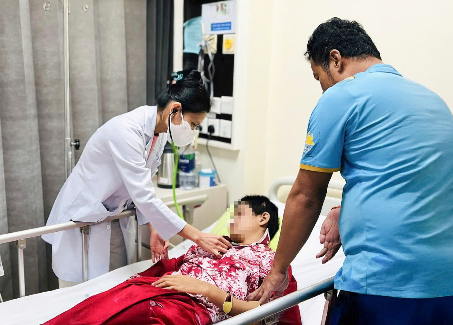 Sau 10 ngày điều trị, em S. đang dần phục hồi chức năng vận động, ảnh BVCC