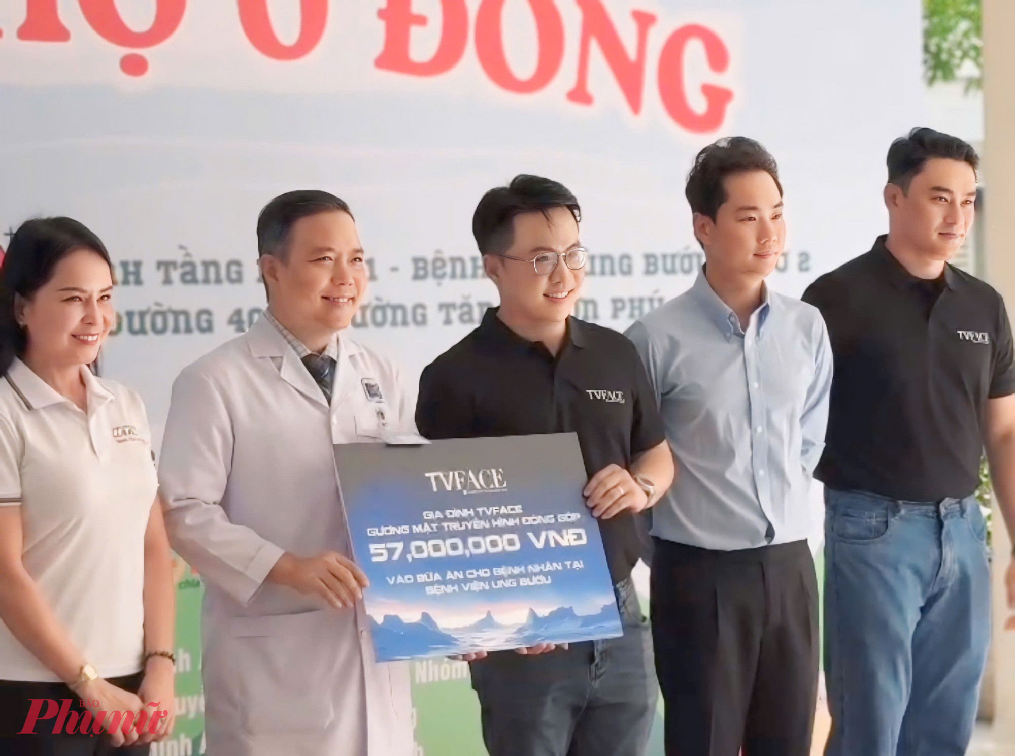 MC Tấn Tài đại diện TVFace trao quà đến bệnh nhân của Bệnh viện Ung Bướu TPHCM cơ sở 2.
