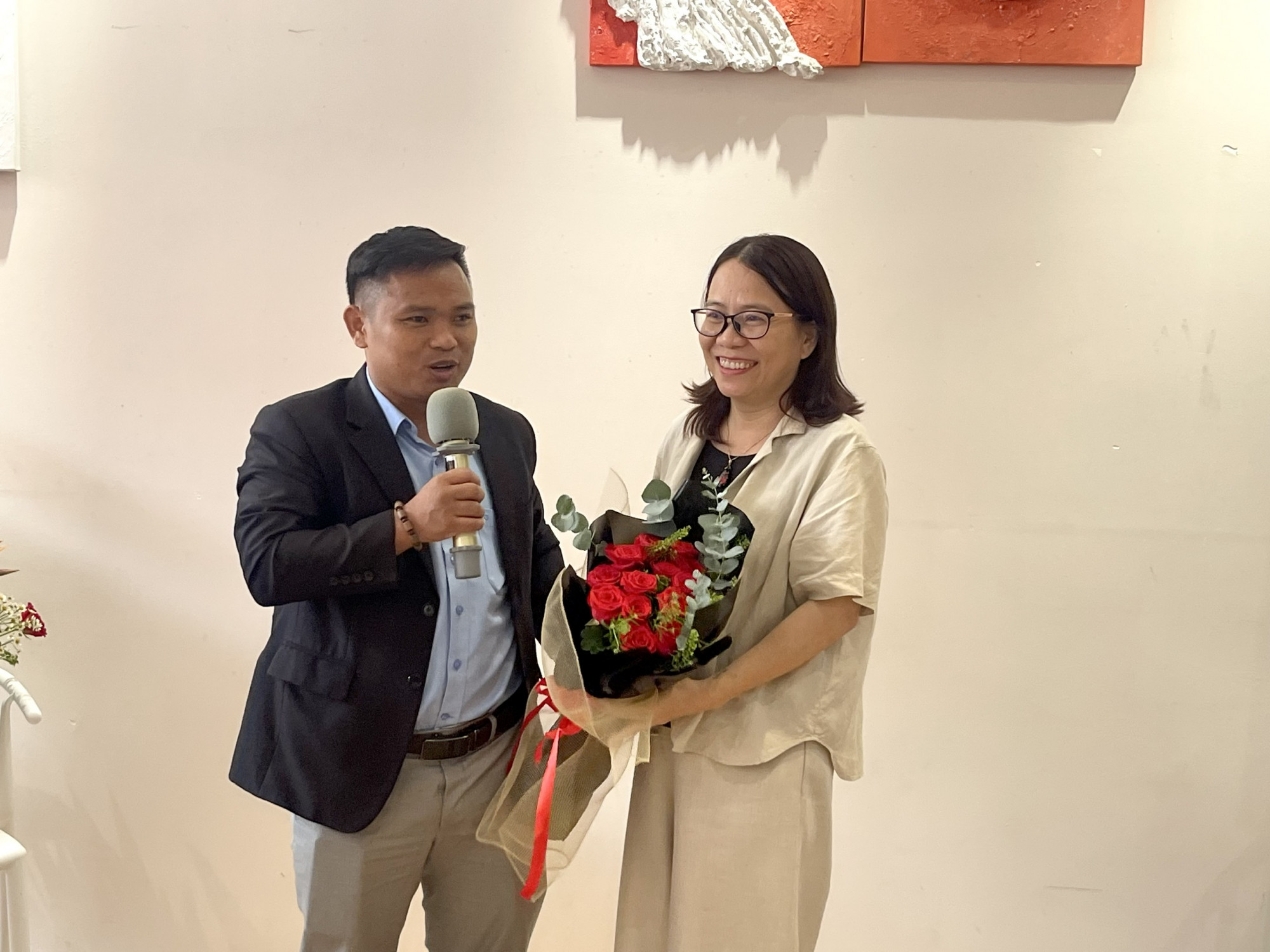 Thạc sĩ Nguyễn Văn Dũng cùng bà Nguyễn Thị Thu - Trưởng chi nhánh TPHCM NXB Phụ nữ Việt Nam - Ảnh: Tô Diệu Hiền
