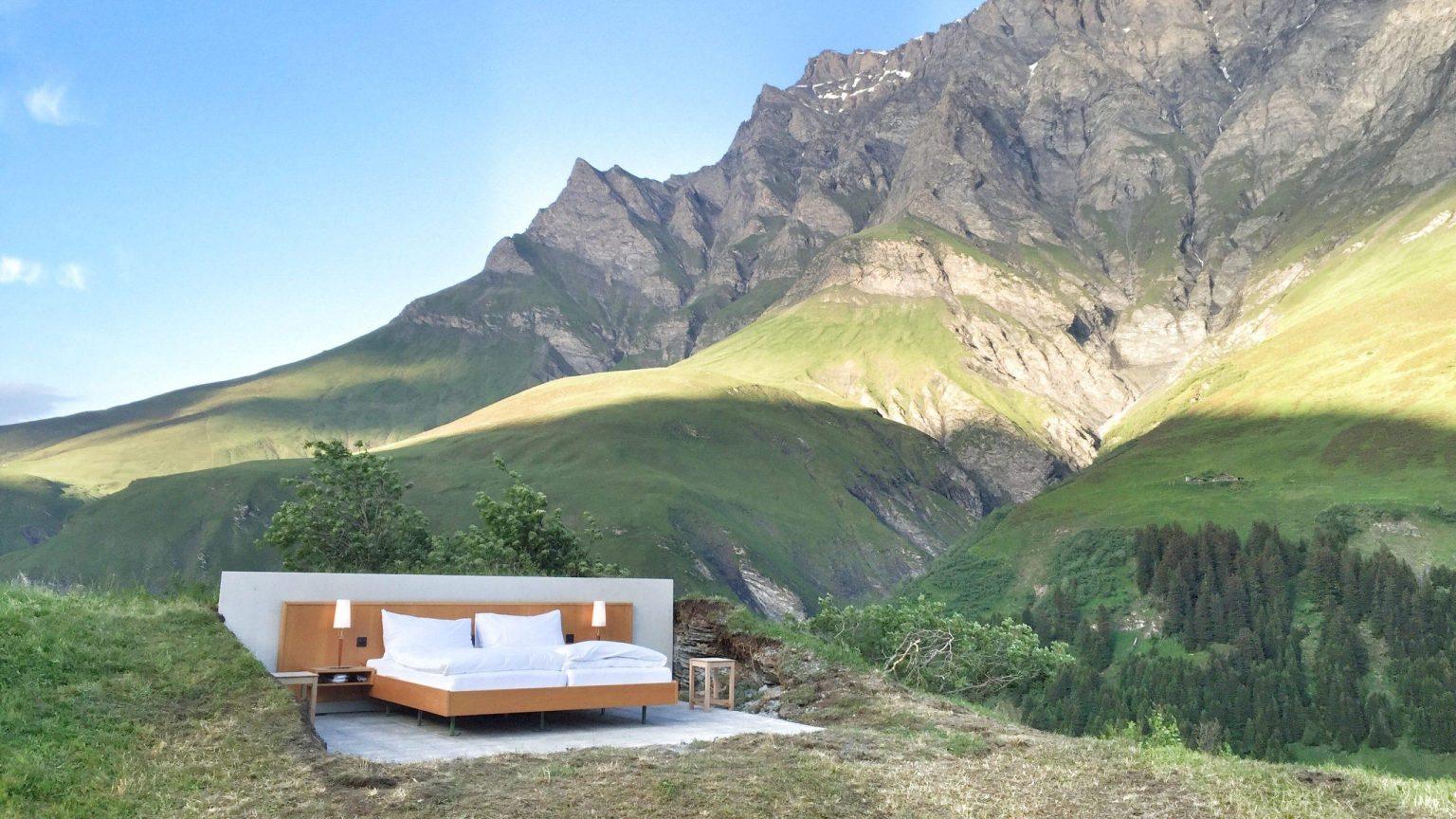 Nằm trên dãy Alps của Thụy Sĩ,  Null Stern là khách sạn 0 sao duy nhất trên thế giới. Đây là dự án nghệ thuật của Thụy Sĩ với nhiều địa điểm khác nhau. Các địa điểm thường hoạt động trong thời gian ngắn như mùa hè, mùa thu và tùy thuộc vào thời tiết nên địa chỉ của Null Stern không cố định mà thay đổi theo mùa - Ảnh: of all places