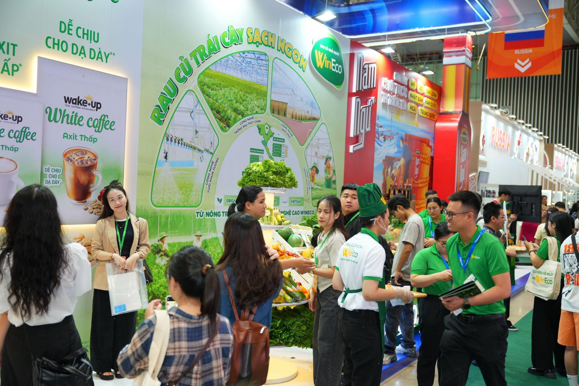 Gian hàng WinEco thu hút đông đảo khách tham quan trải nghiệm rau củ sạch và hoạt động dùng thử không thể bỏ qua - Ảnh: Masan Group