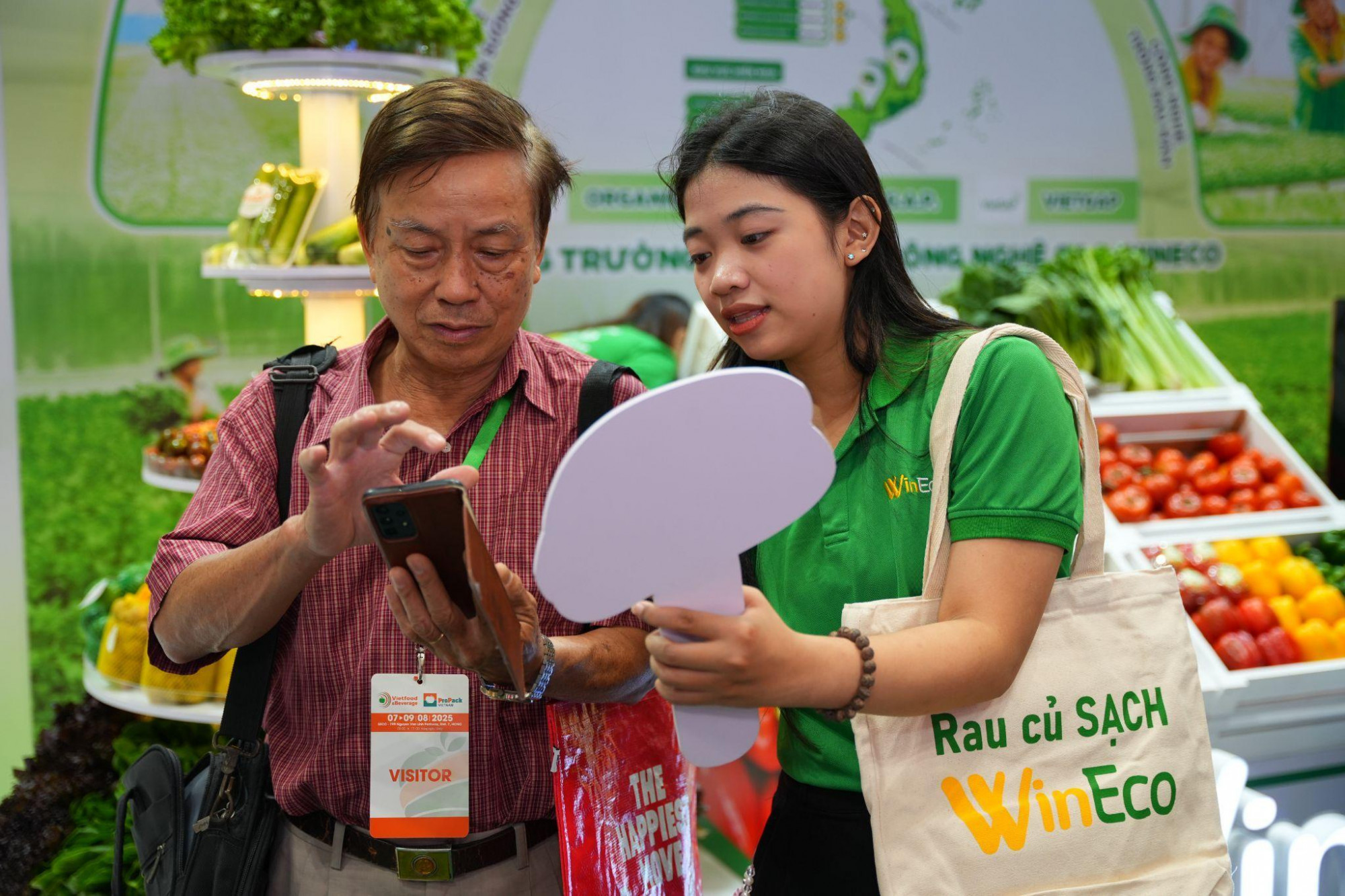 Khách tham quan check-in nhận quà tại gian hàng WinEco - lan toả thông điệp “Rau củ sạch - Sống khoẻ mỗi ngày” - Ảnh: Masan Group