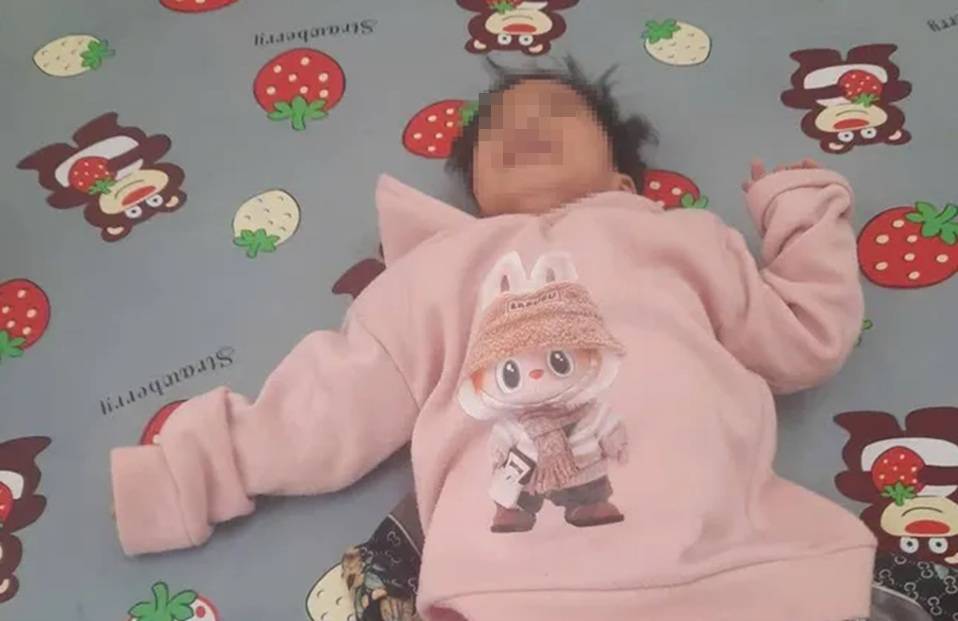 Bé gái bị bỏ rơi hư trước cổng Trung tâm Bảo trợ xã hội tỉnh Lâm Đồng - Ảnh: B.X.