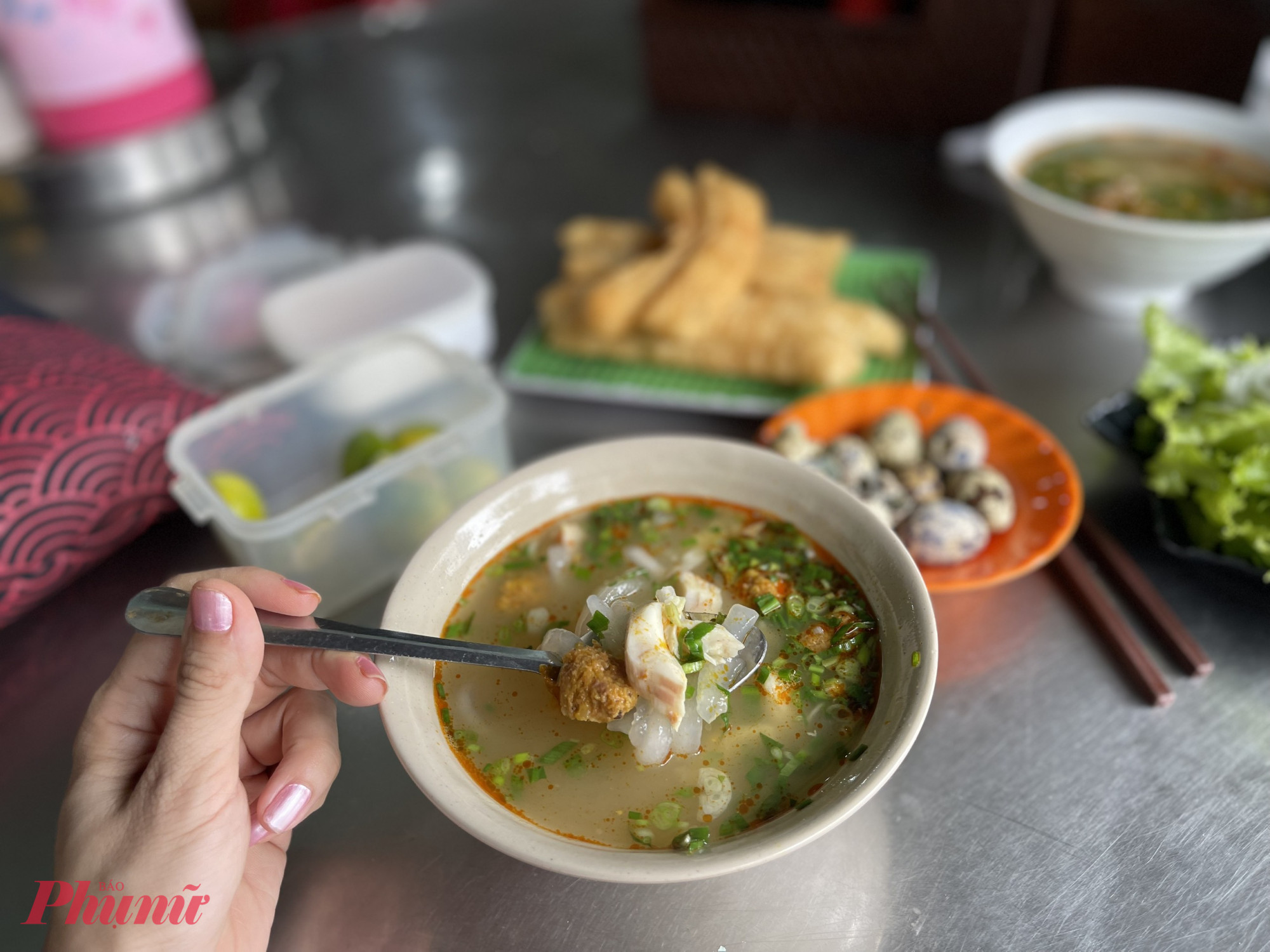 Điểm thú vị của món ăn này là trên bàn luôn sẵn quẩy giòn, trứng cút luộc và rau sống gồm xà lách tươi xanh được dọn kèm, giúp thực khách tự do kết hợp theo khẩu vị. Giữa tiết trời se lạnh của Bảo Lộc, thưởng thức tô bánh canh nóng hổi, nhâm nhi chút quẩy giòn rụm là trải nghiệm ẩm thực giản dị nhưng đầy ấm lòng.          Hỏi ChatGPT