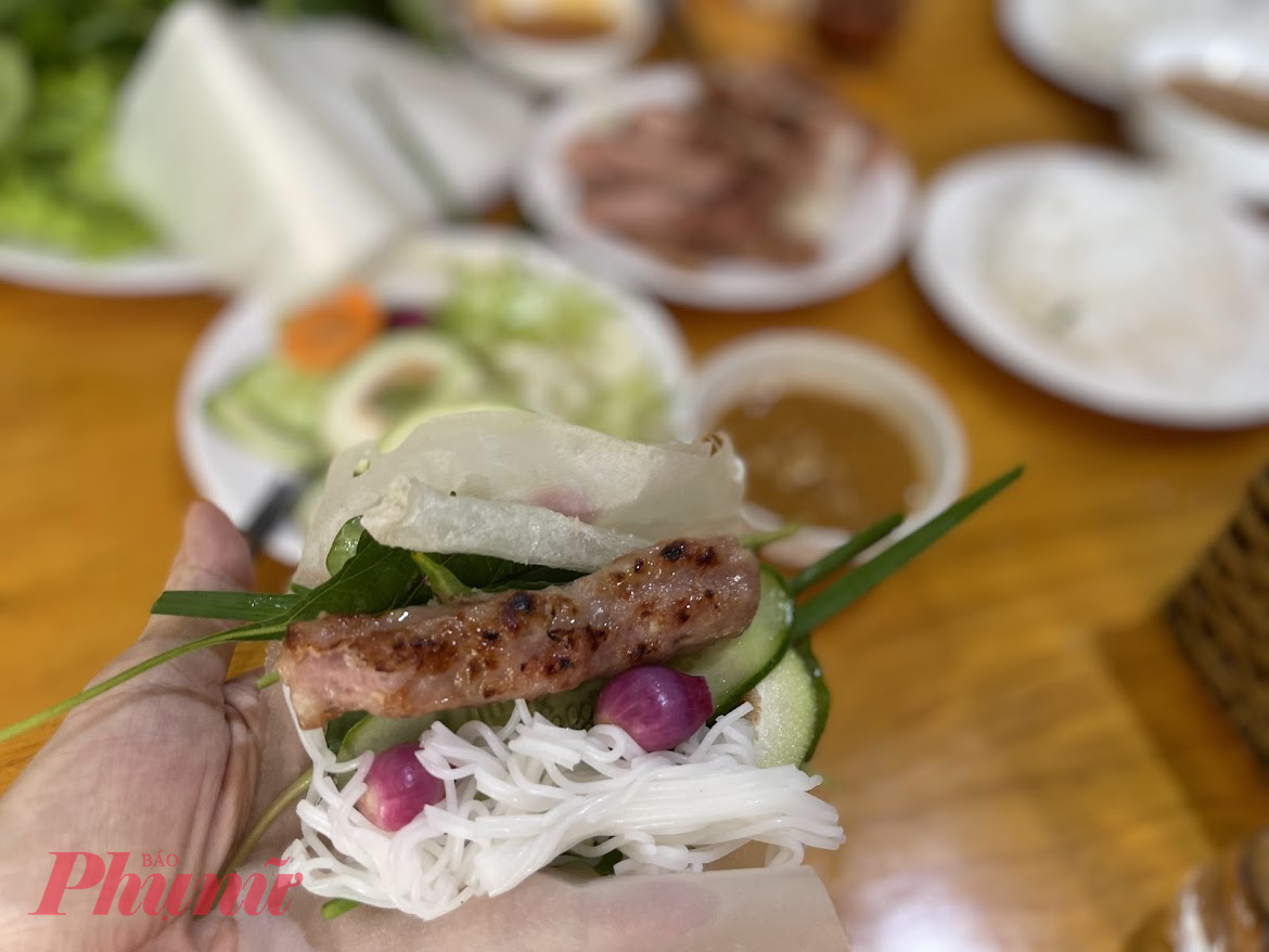 Điểm nổi bật là nước chấm đậu phộng pha sệt, béo bùi và có chút ngọt hậu, ăn kèm bánh tráng, rau sống, dưa leo, đồ chua và bún – tạo thành phần cuốn hài hòa cả về hương lẫn vị. Khác với cách bày biện cầu kỳ ở các nơi khác, nem nướng ở đây thường được dọn theo khay lớn hoặc mẹt tre, đơn giản nhưng thân thiện và ấm cúng.  Với giá từ 30.000 – 50.000 đồng/phần, món ăn này rất phù hợp cho những buổi chiều mát rượi dạo phố. Nem nướng không chỉ là món ăn vặt yêu thích của người địa phương mà còn là món “gây thương nhớ” với du khách phương xa.