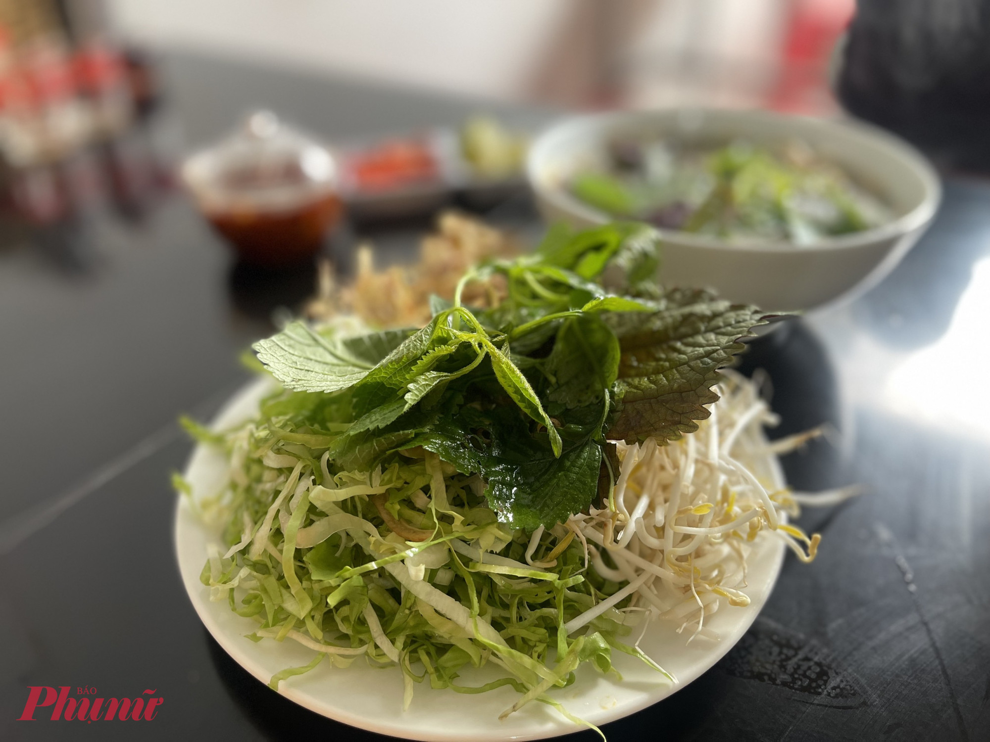 Khí hậu mát mẻ quanh năm càng khiến món ăn này trở nên hấp dẫn hơn vào mỗi sáng sớm hoặc chiều muộn. Giá cả bình dân, phục vụ nhanh, bún bò Bảo Lộc không chỉ là món ăn quen thuộc của người dân địa phương mà còn là trải nghiệm ẩm thực đáng thử với du khách khi ghé thăm phố núi.          Hỏi ChatGPT