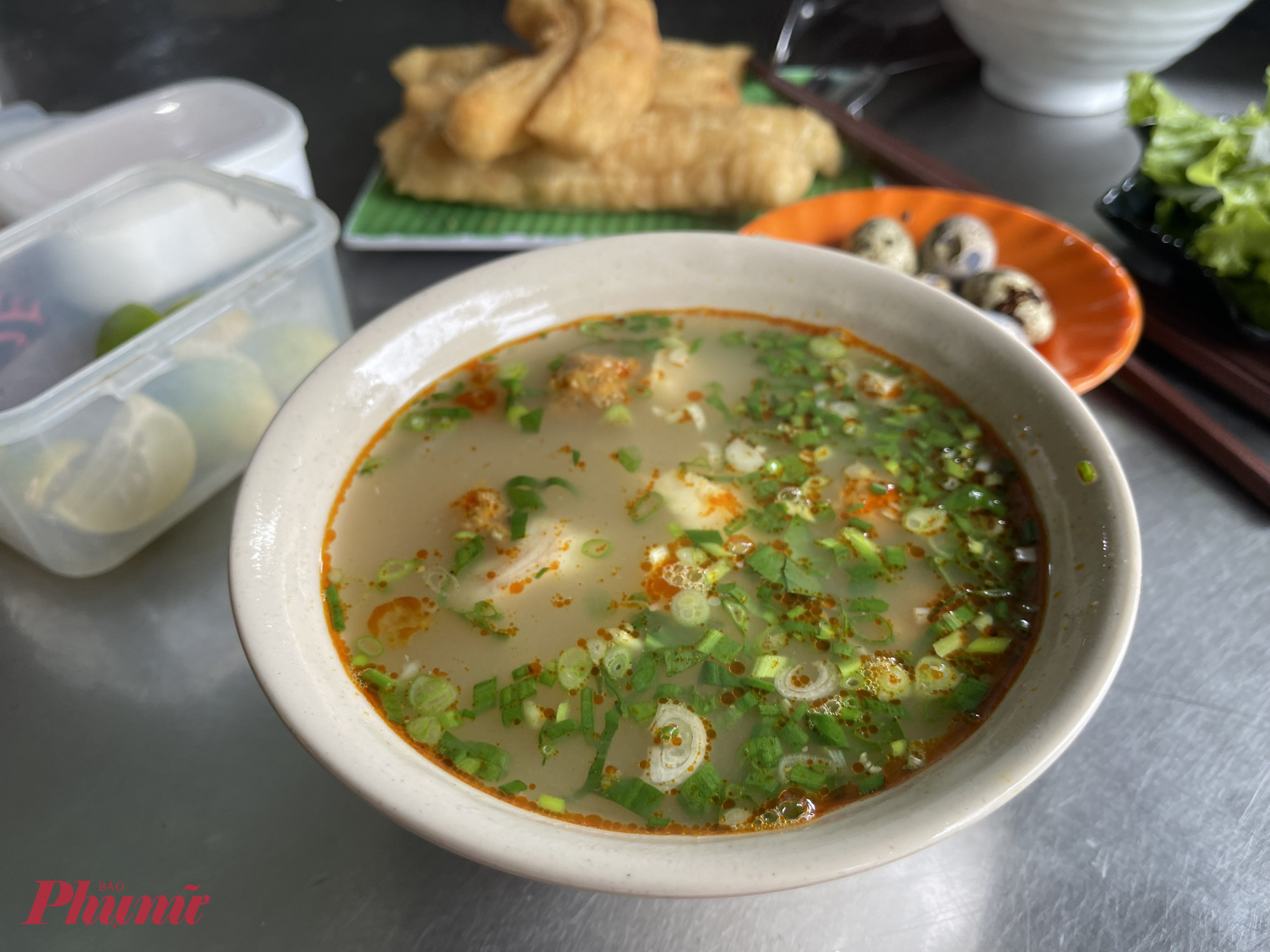 Bánh canh cá lóc bột xắt là món ăn quen thuộc và được yêu thích tại TP Bảo Lộc nhờ hương vị dân dã, đậm đà và phần nước dùng ngọt thanh, thơm mùi cá lóc tươi. Sợi bánh canh làm từ bột gạo, xắt thủ công nên có độ mềm dai vừa phải, thấm đều gia vị. Cá lóc được làm sạch, luộc chín, lọc xương kỹ rồi xé nhỏ, vừa ngọt thịt lại không tanh.