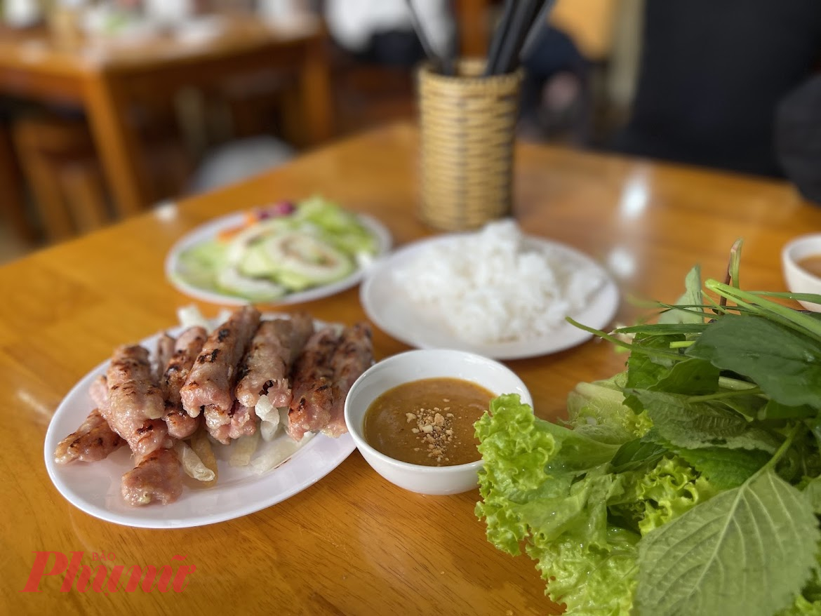 Nem nướng Bảo Lộc không quá nổi tiếng như Nha Trang hay Đà Lạt, nhưng lại có nét riêng khiến thực khách lưu luyến. Nem được nướng tại chỗ trên bếp than hồng, dậy mùi thơm hấp dẫn. Khi chín, nem có màu vàng ruộm, bên ngoài giòn nhẹ, bên trong mềm dai và ngọt thịt.