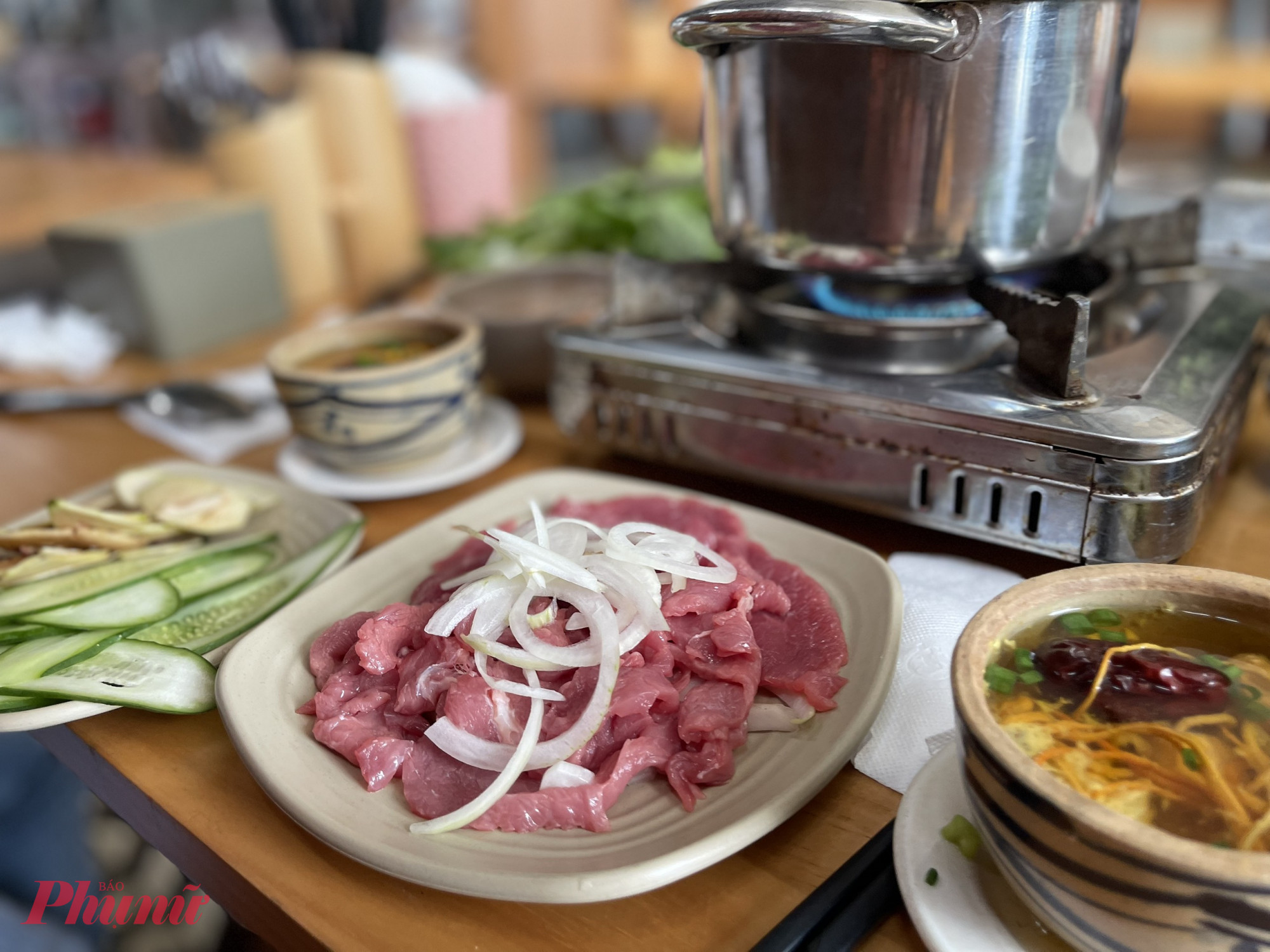 Điểm cộng lớn là giá thành phải chăng, phù hợp túi tiền nhiều đối tượng. Vào những chiều mưa nhẹ hay tối lành lạnh, quây quần bên nồi bò nhúng nghi ngút khói, hít hà hương thơm bốc lên là trải nghiệm ẩm thực không thể bỏ lỡ khi đến Bảo Lộc.          Hỏi ChatGPT