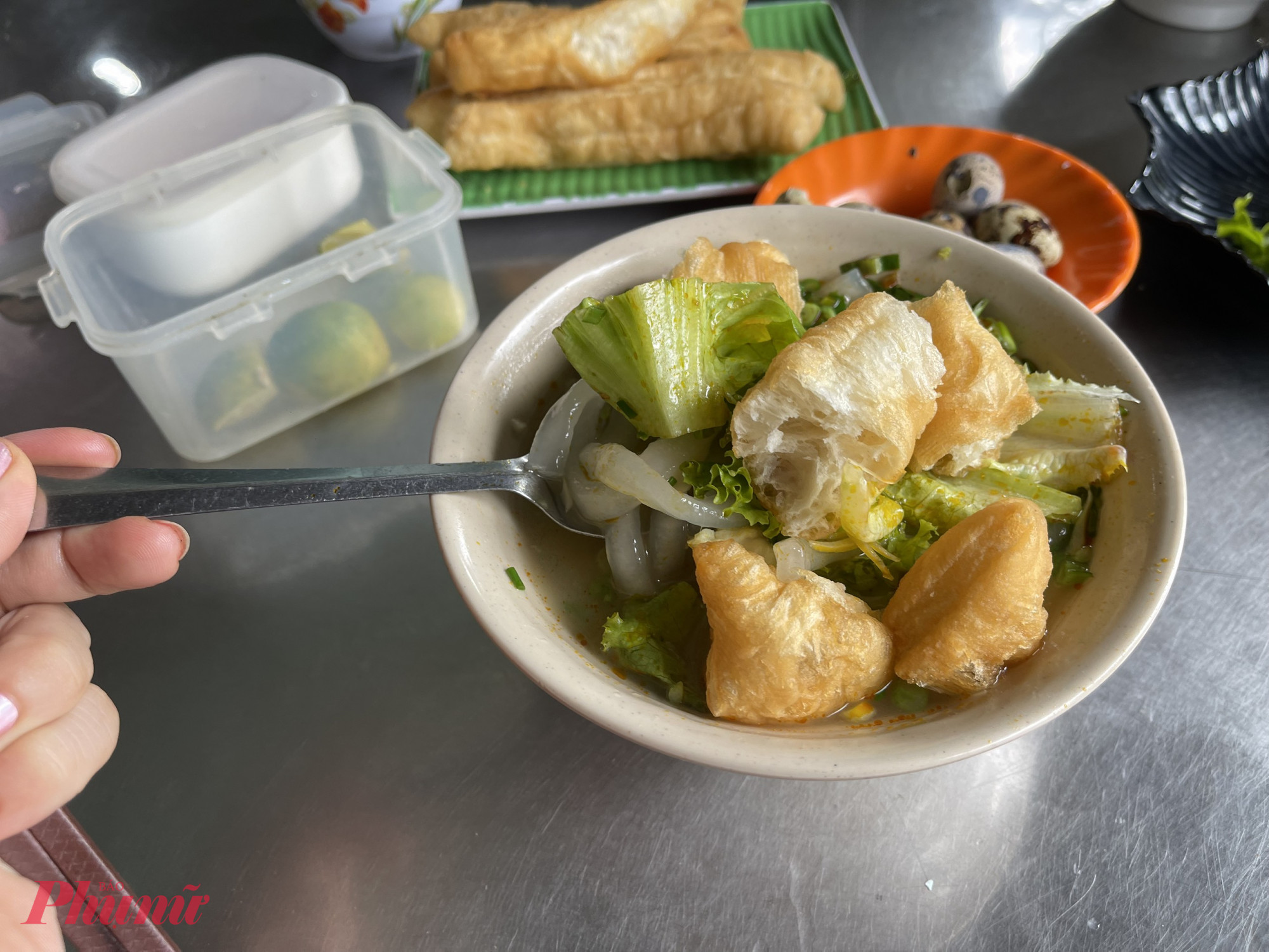 Tô bánh canh ngon sẽ đi kèm quẩy giòn, trứng cút luộc và ra sống (xà lách), giúp thực khách tự chọn kết hợp theo sở thích. Đây là điều hiếm thấy ở nơi khác. Món ăn giữ nhiệt độ ấm, giá chỉ 25.000 – 35.000 đồng/tô, đủ làm ấm lòng người giữa tiết trời Bảo Lộc mát lạnh.