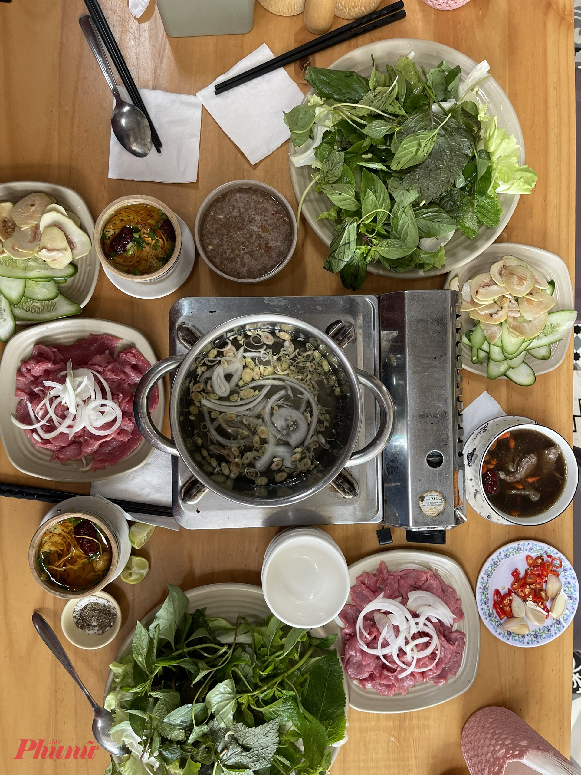  bò nhúng dấm trở thành món ăn khoái khẩu của nhiều người. Thịt bò tươi thái mỏng, nhúng vào nồi nước dấm sôi nhẹ với sả, hành, nước dừa thơm lừng tạo nên hương vị chua thanh dịu nhẹ, vừa ngon vừa kích thích vị giác. Ăn kèm rau sống, bánh tráng và nước chấm đặc trưng, món nhúng này không chỉ hấp dẫn mà còn cân bằng dinh dưỡng, dễ tiêu.