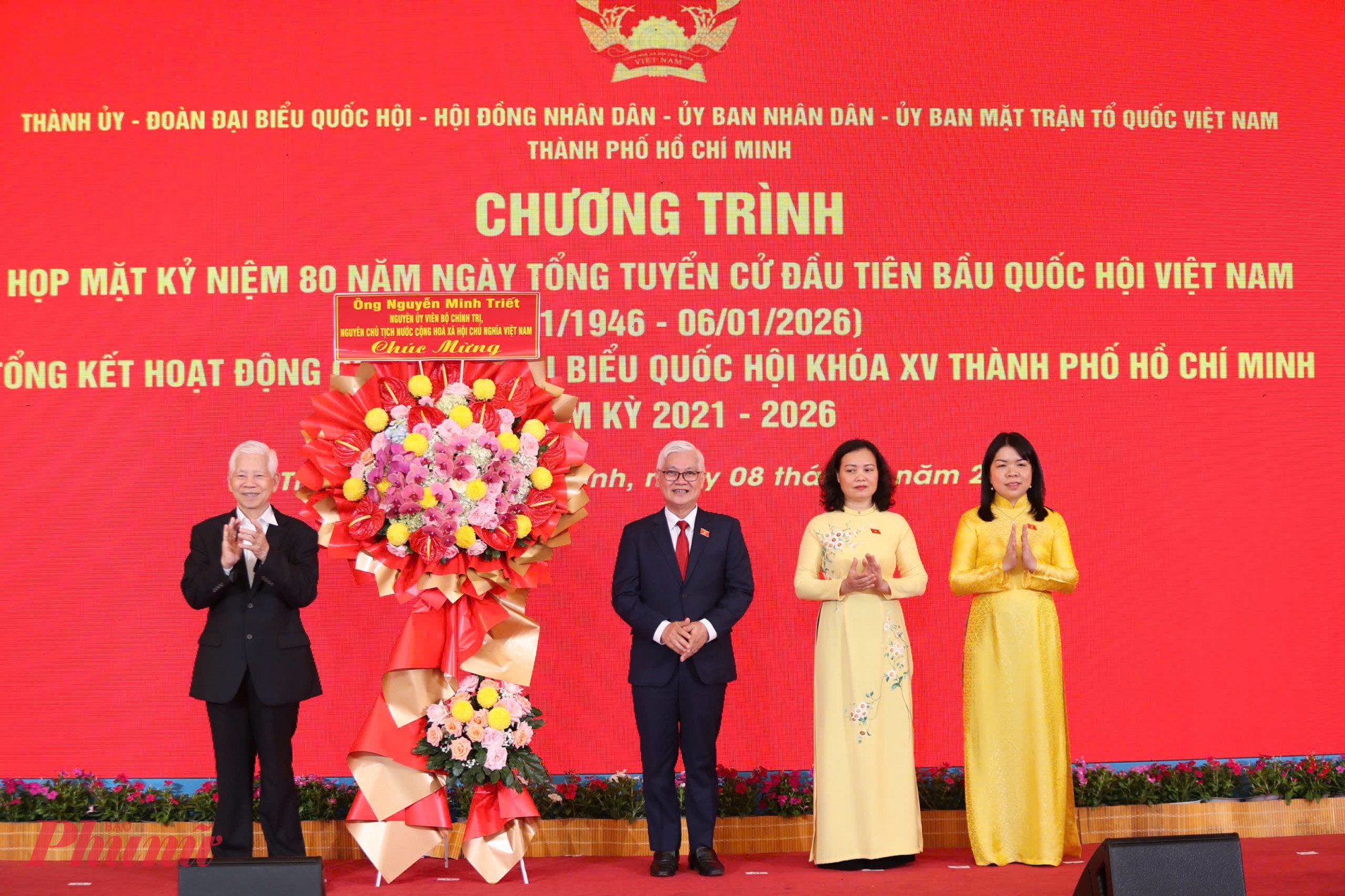 Nguyên Chủ tịch nước Nguyễn Minh Triết tặng hoa chúc mừng Đoàn ĐBQH TPHCM - Ảnh: Thanh Tâm