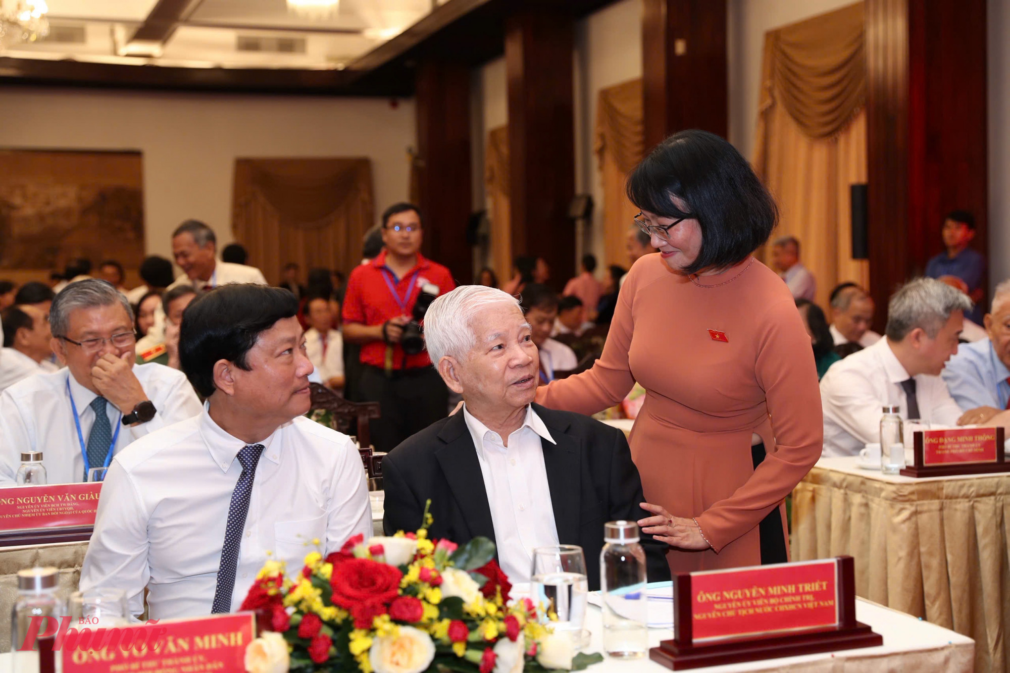 Phó Chủ tịch UBND TPHCM Trần Thị Diệu Thúy thăm hỏi Nguyên Chủ tịch nước Nguyễn Minh Triết - Ảnh: Thanh Tâm