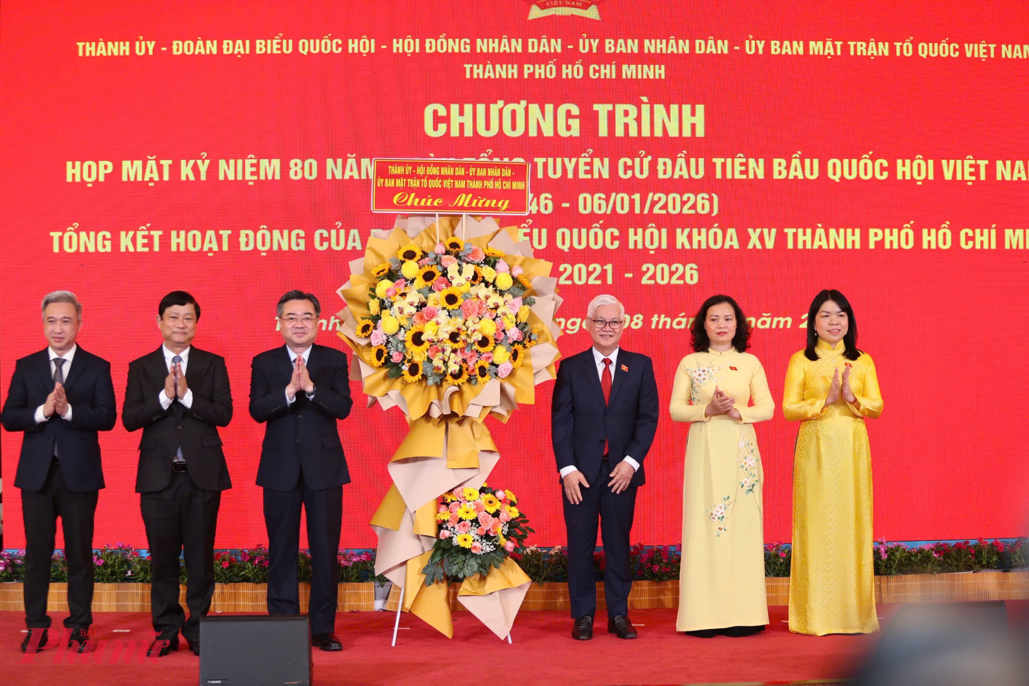 Lãnh đạo TPHCM tặng hoa chúc mừng Đoàn ĐBQH TPHCM nhân họp mặt kỷ niệm 80 năm Ngày Tổng tuyển cử đầu tiên - Ảnh: Thanh Tâm