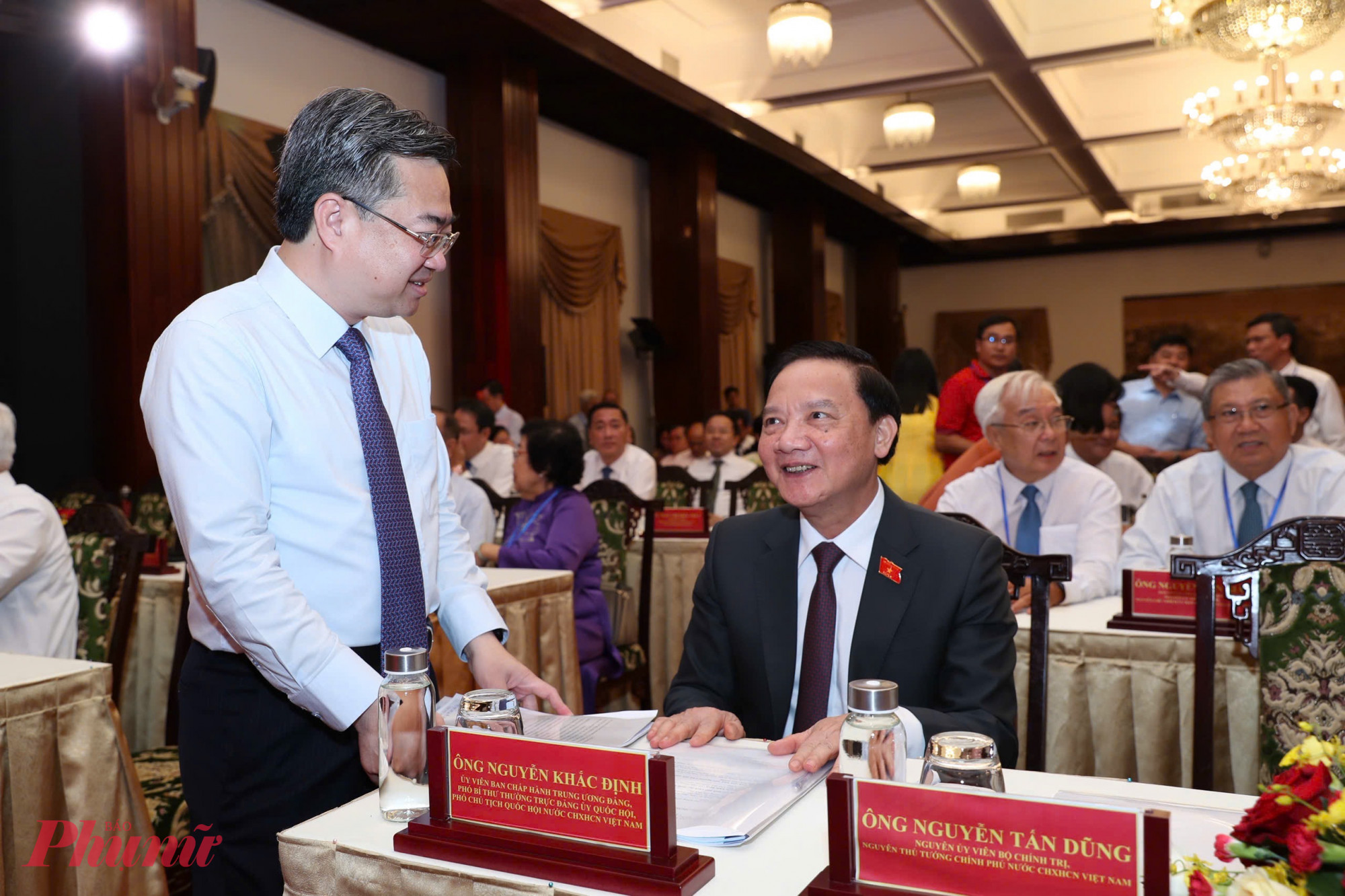 Phó Bí thư Thường trực Thành ủy Nguyễn Thanh Nghị thăm hỏi Phó Chủ tịch Quốc hội Nguyễn Khắc Định tại chương trình - Ảnh: Thanh Tâm