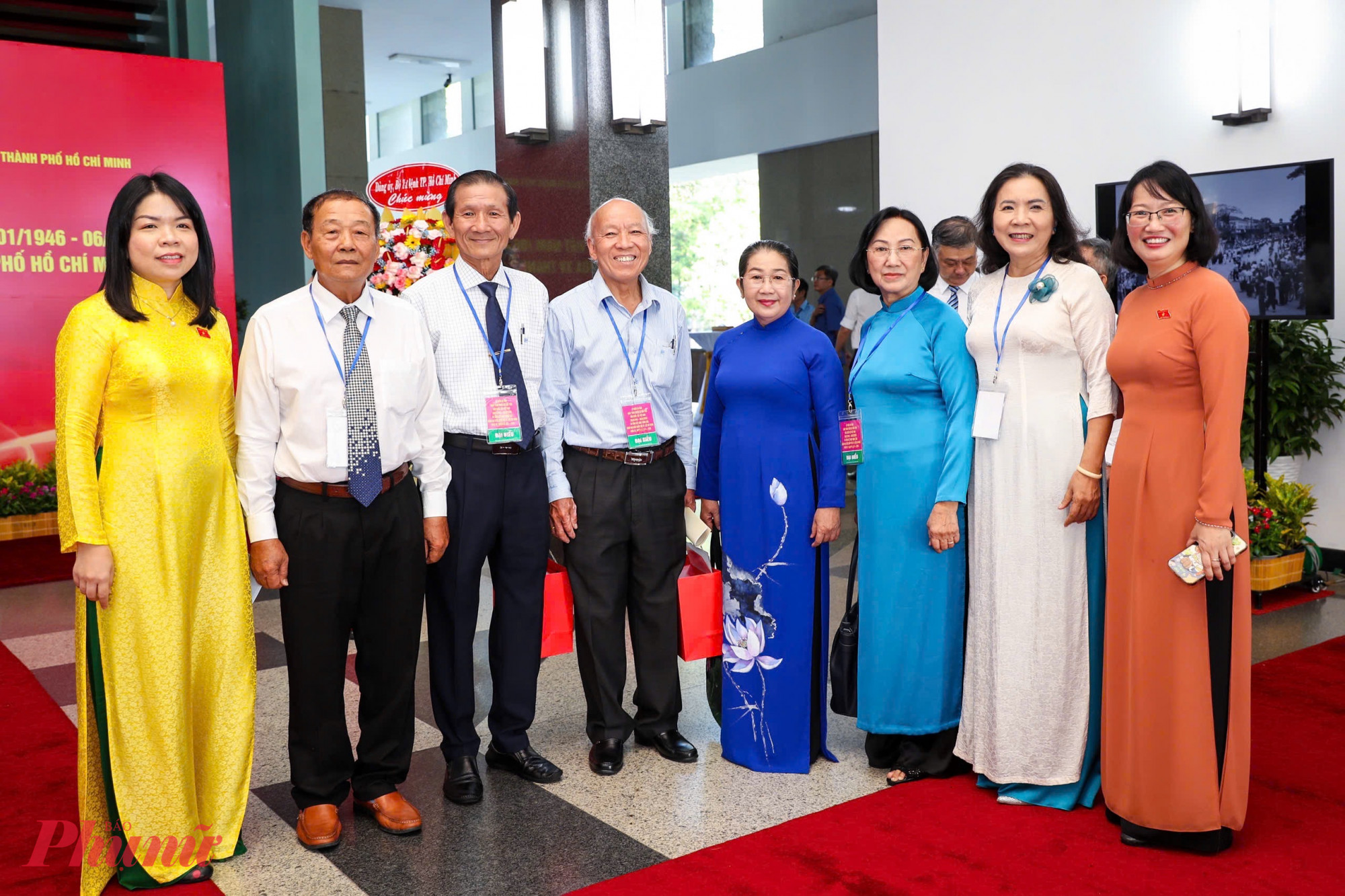 Lãnh đạo TPHCM chụp ảnh lưu niệm cùng các đại biểu Quốc hội - Ảnh: Thanh Tâm