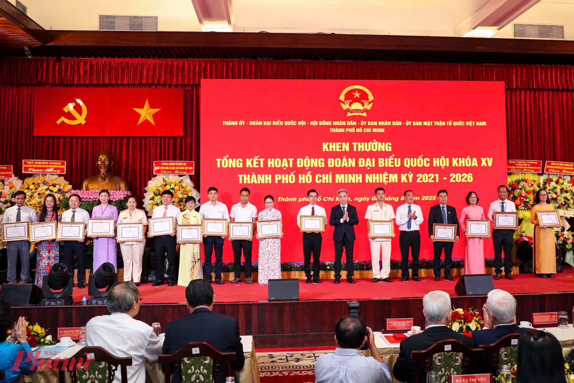 Báo Phụ Nữ TPHCM cùng nhiều đơn vị được trao khen thưởng vì hoạt động tuyên truyền các hoạt động của Đoàn đại biểu Quốc hội TPHCM khóa XV  - Ảnh: Thanh Tâm