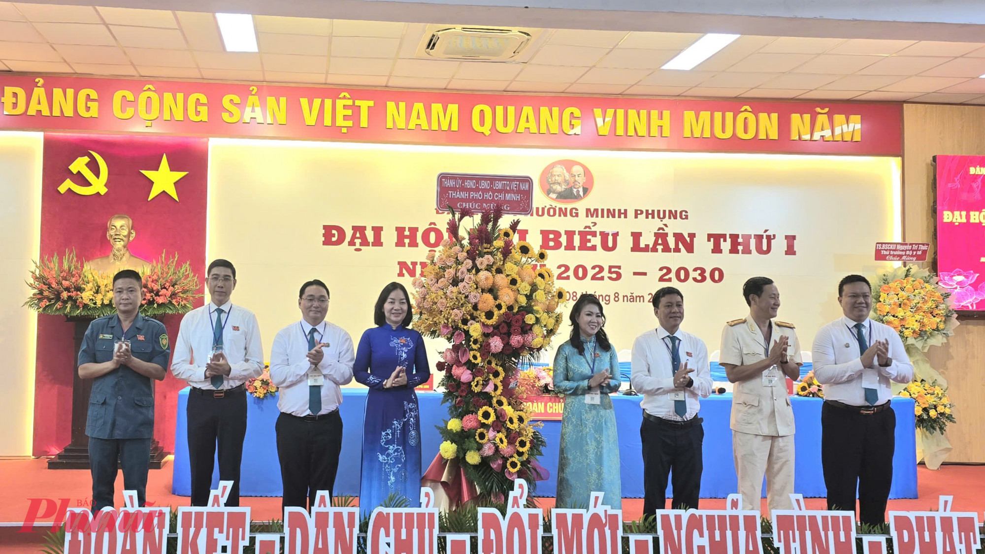 Phó Chủ tịch Thường trực Ủy ban MTTQ Việt Nam TPHCM Trương Thị Bích Hạnh tặng hoa chúc mừng Đại hội , Ủy viên Ban Thường vụ Thành ủy,
