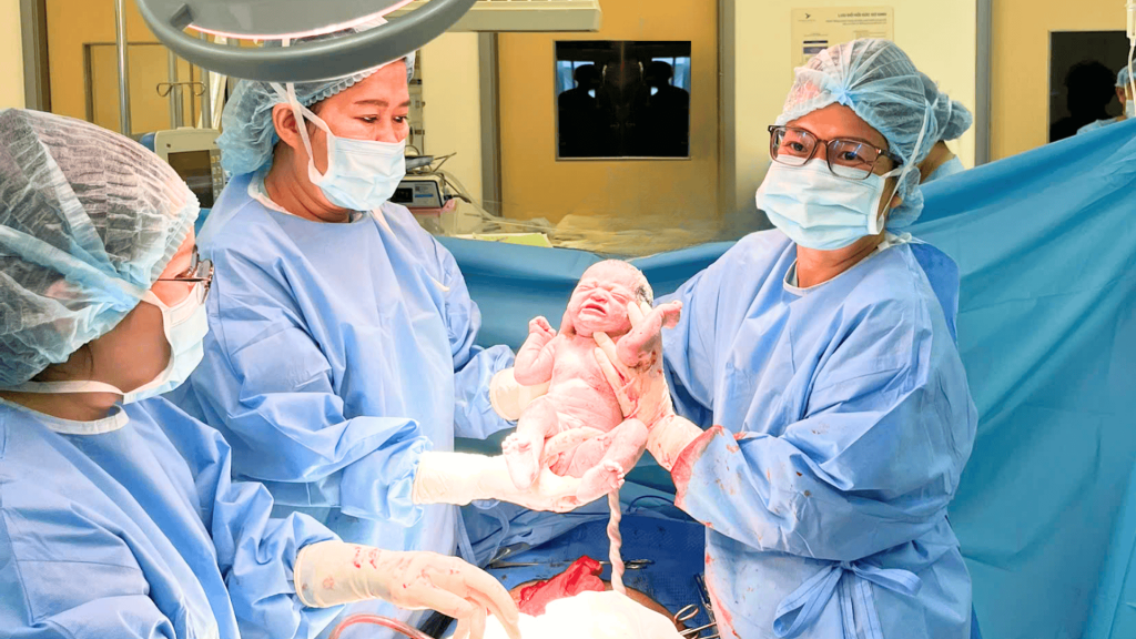 Ở tuần 34 thai kỳ, em bé được sinh mổ và chăm sóc tại Khoa NICU Hạnh Phúc - Ảnh: Bệnh viện Đa khoa Quốc tế Hạnh Phúc