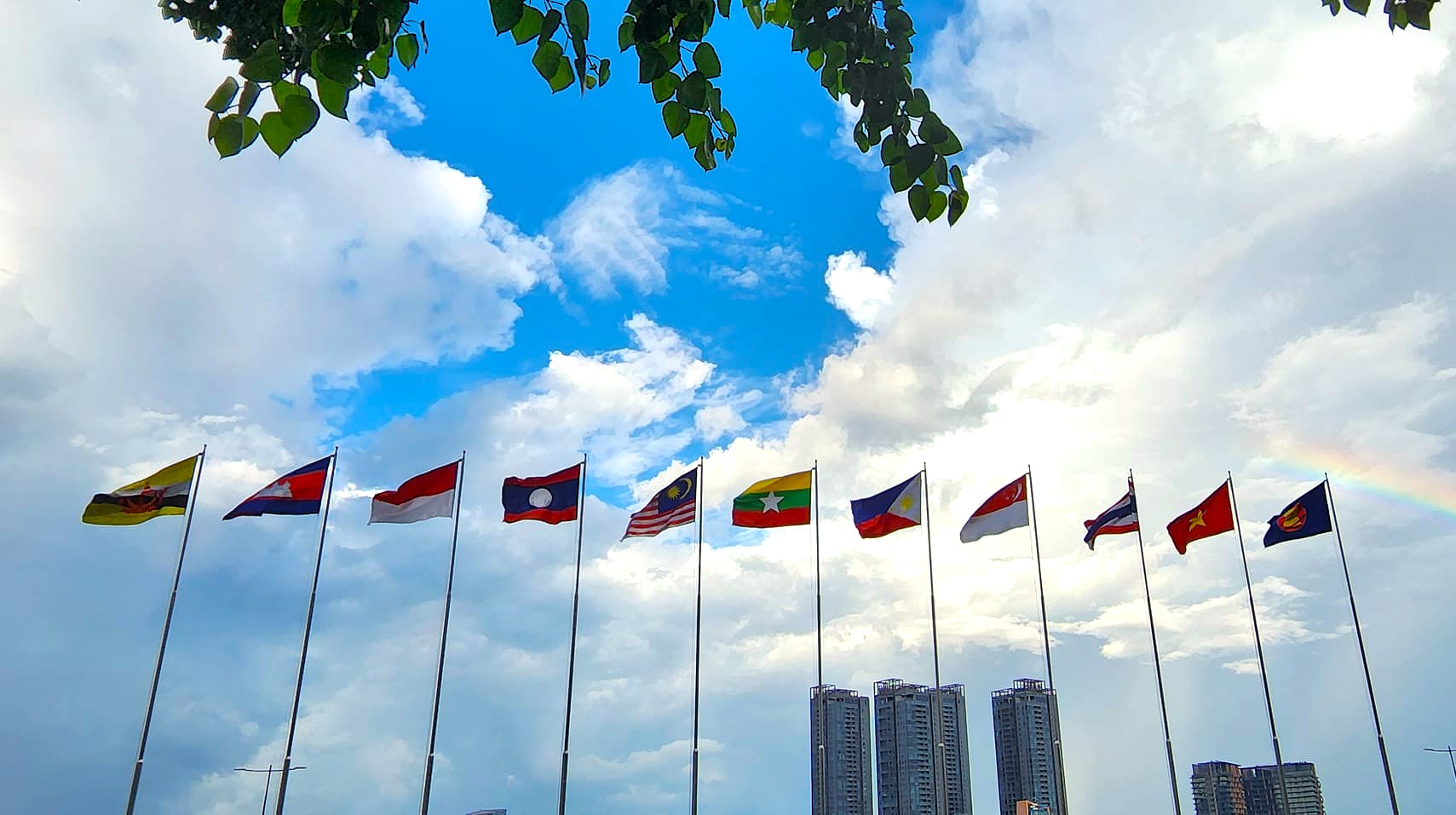 Quốc kỳ các nước ASEAN và lá cờ chung ASEAN tung bay tại công viên Bến Bạch Đằng