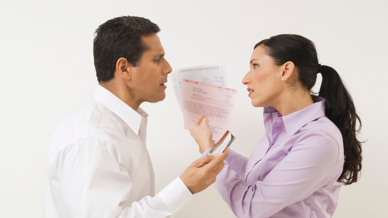 Khi tiền bạc trở thành bài kiểm tra tình yêu Những hoá đơn, những khoản vay trở thành gánh nặng trong hôn nhân (Ảnh: Canva Pro)