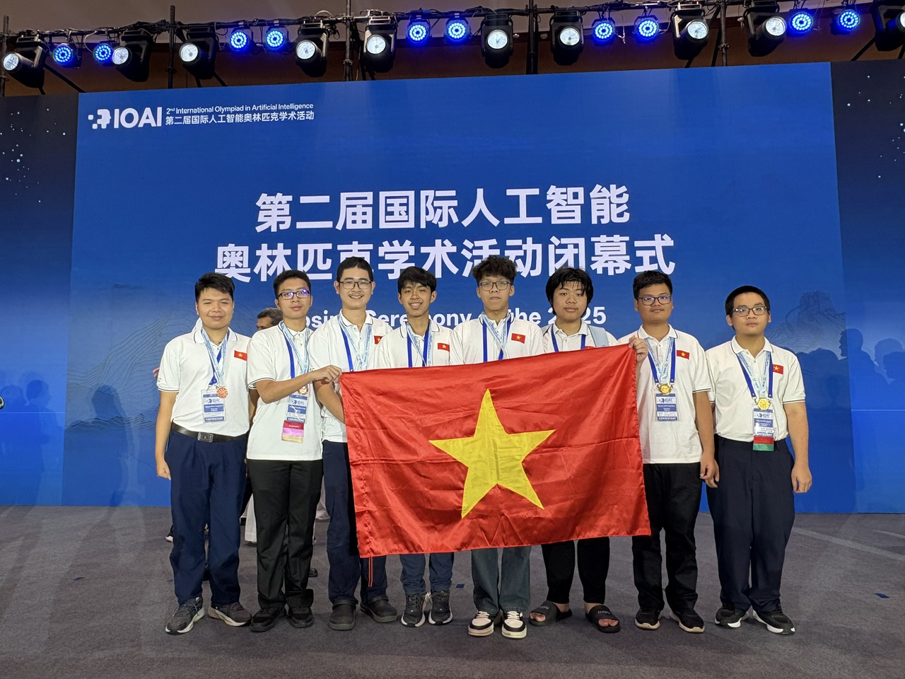 Đoàn IOAI Việt Nam 2025 (từ trái qua): Nguyễn Khắc Trung Kiên, Hoàng Công Bảo Long, Nguyễn Nhật Minh, Nguyễn Phú Nhân, Bùi Đàm Quân, Bùi Quang Nguyên, Nguyễn viết Trung Nhân, Nguyễn Hữu Tuấn. Ảnh: Bộ GD-ĐT